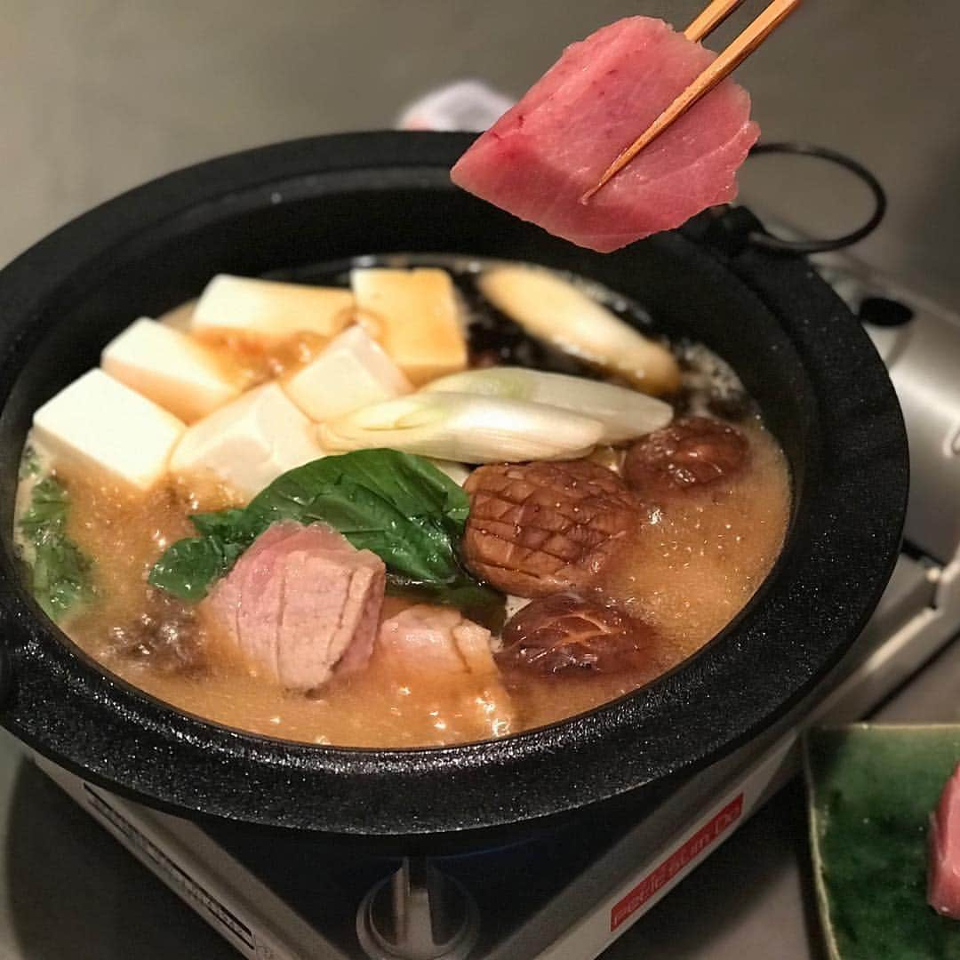 Cafe Companyのインスタグラム：「by @wiredhotel. Our seasonal Maguro Tuna Nabe and Maguro Tuna Fair has started at ZAKBARAN! Feel free to stop by and try it out :) マグロフェア始まります！ねぎま鍋から始め、刺身、揚げ物なども！劇うまいから食べおいでねー  #wiredhotel #ねぎま鍋 #和食 #japanesefood #japanesecuisine #maguro」