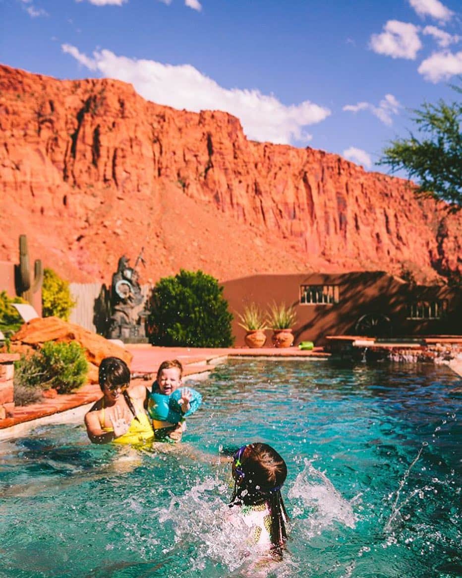 Snapfluenceのインスタグラム：「Forever jealous of @taza‘s family’s adventures! 🏜 Where’s your ideal family vacay? | via @taza」