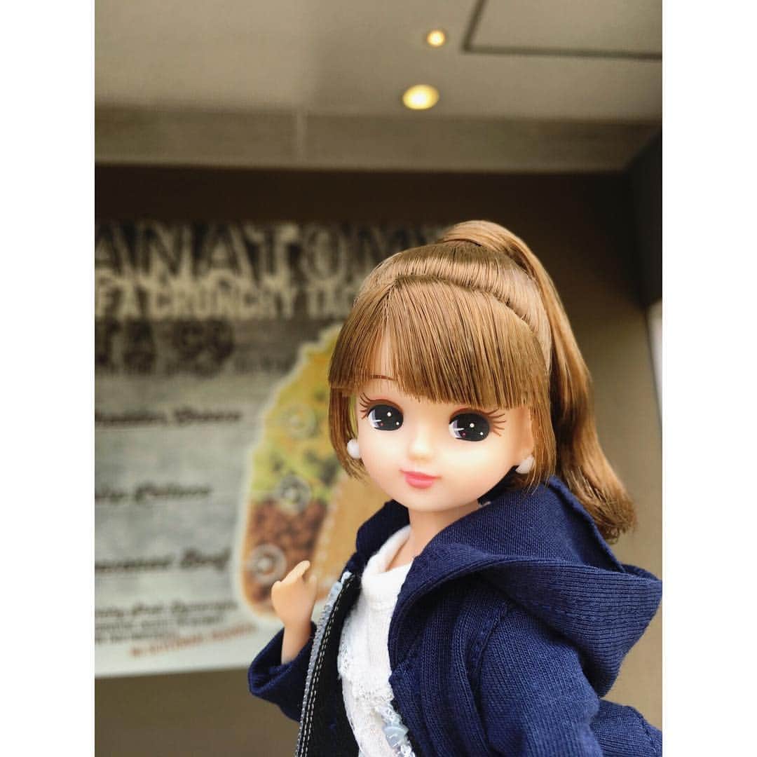 リカちゃんさんのインスタグラム写真 - (リカちゃんInstagram)「Please don't go away, baked sweet potato vendor car !! 「い～し や～きいも～♪」 あっ、焼き芋屋さんだ！急いでおいかけなくっちゃ♪ #サツマイモの日 #今日は何の日 #リカちゃん #fashion #ootd #hairstyle #licca #liccadoll #japanesedoll #japan #girl #instadaily #instagood #instagramjapan #instagram」10月13日 20時20分 - bonjour_licca