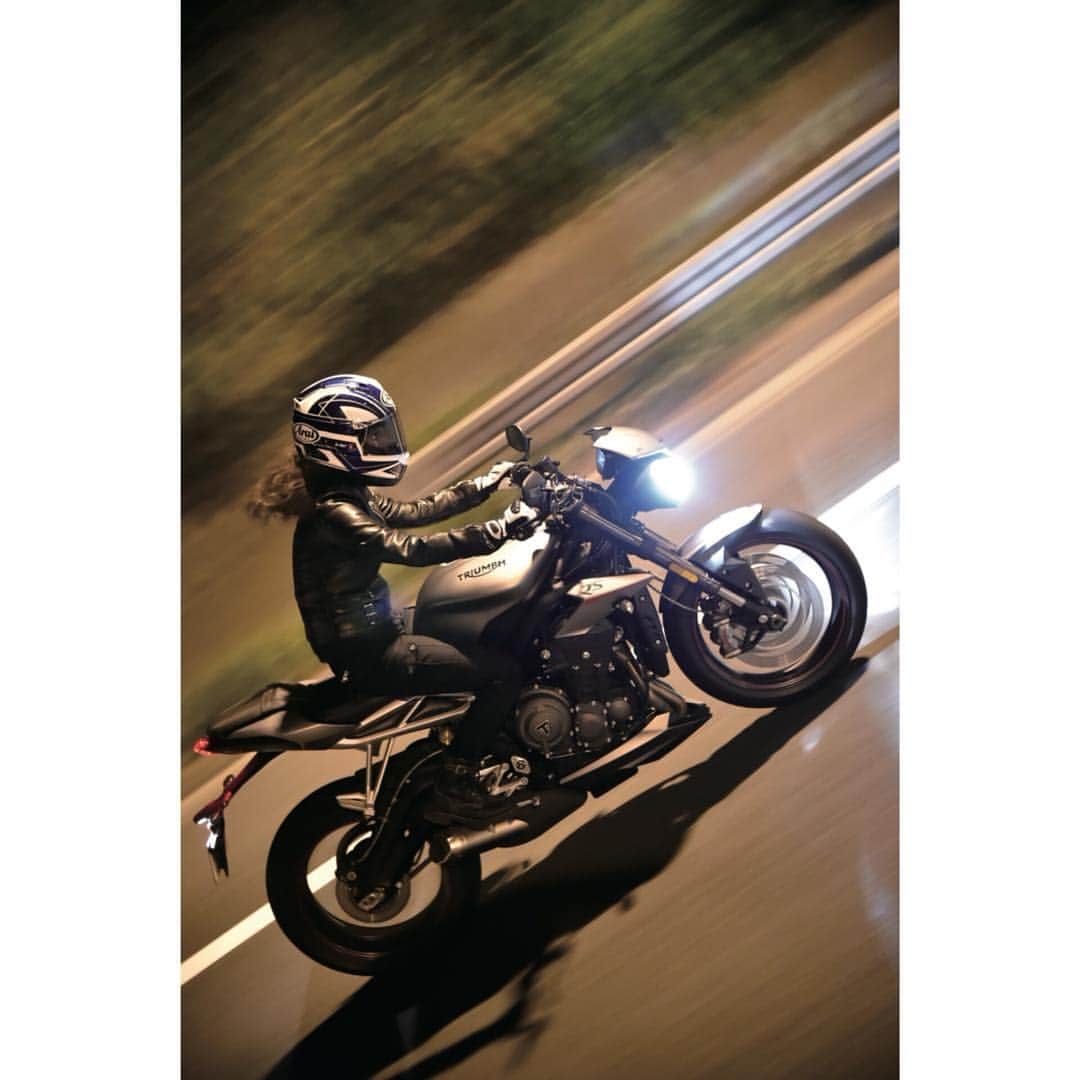 采女華さんのインスタグラム写真 - (采女華Instagram)「TRIUMPH STREET TRIPLE RS×釆女華  きっと、どこかで観た事ある写真じゃない😜？ #TRIUMPH #トライアンフ #STREETTRIPLE #rs #バイクモデル #bike #motorcycle #バイク #二輪 #バイク女子 #arai #helmet #ルイスレザー  #ライダース」10月13日 20時34分 - 87uneme