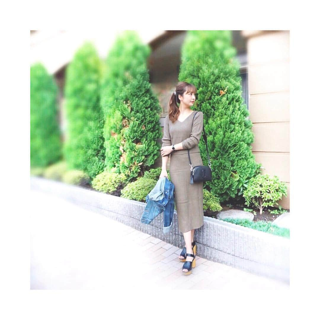 西村笑花さんのインスタグラム写真 - (西村笑花Instagram)「🍂 ・ ・ 形が綺麗な #Vネックリブニットセットアップ を着て お出かけ😊☕️💭 寒くなって来たからこれからすごく大活躍しそう❣️ 着回し力も抜群だからたくさん着ようっと✨ ・ @fifth_store  本日10/13(金)0時～23時59分の間、 20%OFFクーポン発行されているよ♡ もともと安いのにさらに安くお買い物できるなんて とっても嬉しい〜っ！！！😳✨ #fifth #fifthtl #フィフス #fifthコーデ #秋コーデ #今日のコーデ #大人可愛い #プチプラコーデ #コーデ #ニット #セットアップ #fashion #outfit #coordinate #style #ootd #instafashion #autumnfashion」10月13日 12時57分 - emika_nishimura