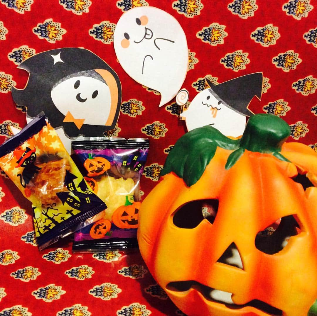 TRAMCAFE 西武池袋本店のインスタグラム：「． 【TRAMCAFE's Halloween🎃】 . こんにちは！ 10月31日はハロウィンですね🎃👻💕 ハロウィンの“合言葉”といえば…？ . . ＼Trick or Treat／ . 31日までの期間、 こちらの“合言葉”を伝えて頂いたお客様に お菓子をプレゼント致します🍭 ぜひスタッフにお声掛けください☺️💖 ． ． 皆様のお越しを心よりお待ちしております🚃✨ ． ． #cafe#coffee#tea#cake#sweets#tramcafe#japan#ikebukuro#instalikes#instagood#like4like#tagsforlikes#trickortreat ． . .  #カフェ#喫茶店#東京カフェ#池袋カフェ#カフェ巡り#コーヒー#ケーキ#トラムカフェ#東京#池袋#池袋西武#西武池袋本店#電車#路面電車#ハロウィン#かぼちゃ#お菓子」