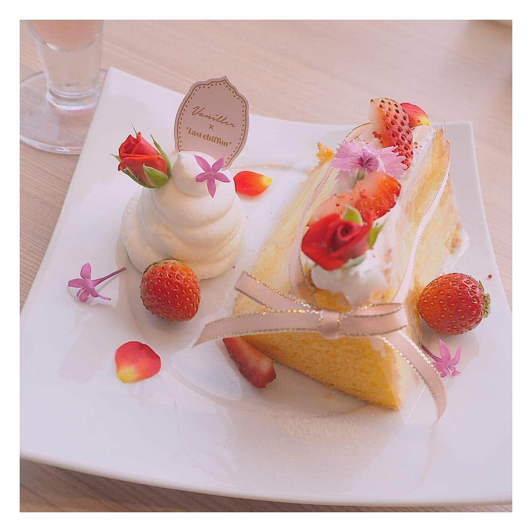 宮島るりかのインスタグラム：「🍓 lerevevaniller とコラボしているlast chiffon へいってきました🌷見た目だけじゃなくてねあつあつでふわふわのシフォンケーキとクリームがおいしすぎた！ *  #lerevevaniller #lastchiffon #strawberry #いちご #딸기  #草莓  #JAPAN #하라주쿠 #아이돌 #🍓 #いちご同盟 #スイーツ #原宿カフェ #原宿 #sweet #🍓いちごかわいい🍓」