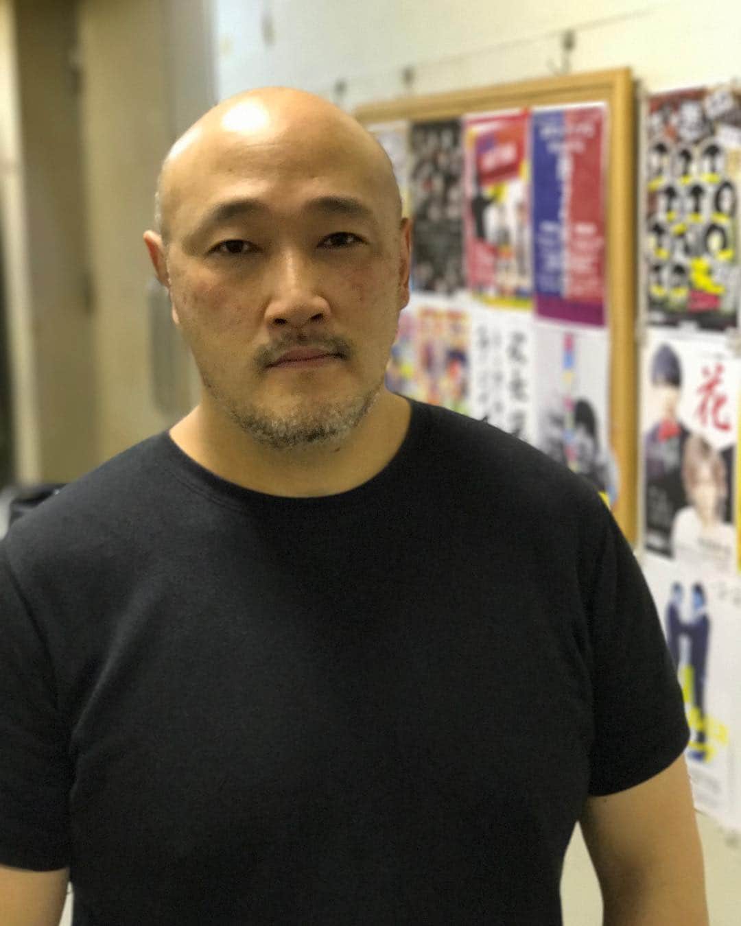 川島明のインスタグラム：「くまだまさしさん  #ここはぶきのみせだ #どんなようかね？ #どれにするかね？ #はがねのつるぎだな、だれがもつんだね？ #さっそくそうびするかい？ #せっかくかったんだからそうびしなきゃいみがねえやな #ほらよ #ほかにもなにかようはあるかね？ #うろこのよろいだね、だれがもつんだい #じゃあばしゃのなかのライアンにとどけておくよ #ほかにもなにかようはあるかね？ #またきてくれよ！ #フォー！！ #これはいらなかったかい  #えらばれしげいにん」