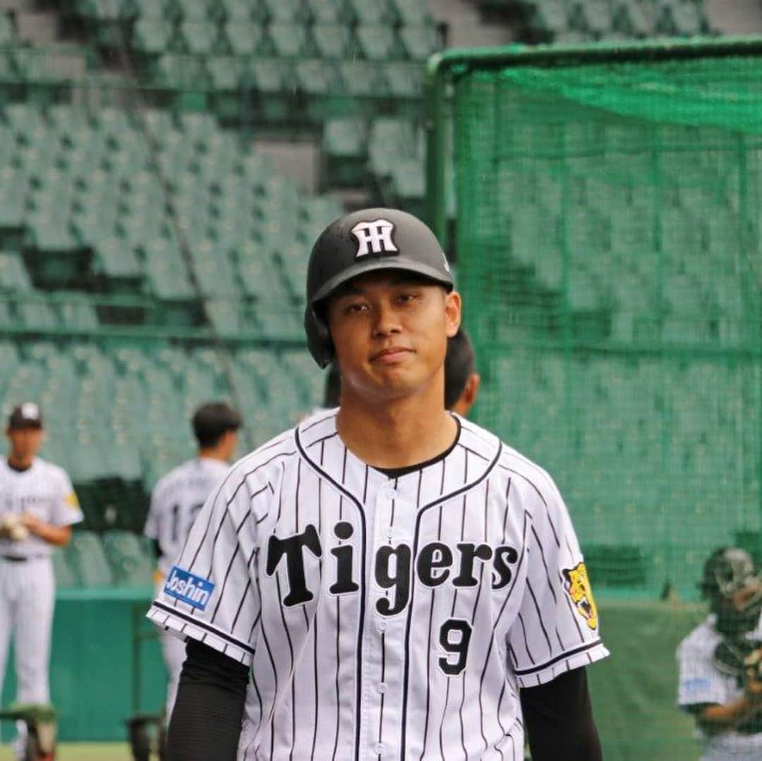 阪神タイガースさんのインスタグラム写真 - (阪神タイガースInstagram)「今日も小雨が降ったりやんだりの中、練習でした❗️ #阪神タイガース #今日は若手選手を #pickup  #植田海 選手 #小野泰己 選手 #坂本誠志郎 選手 #糸原健斗 選手 #中谷将大 選手 #高山俊 選手 #カメラ目線頂きました ^ ^ #日シリ行くでタイガース」10月13日 15時57分 - hanshintigers_official