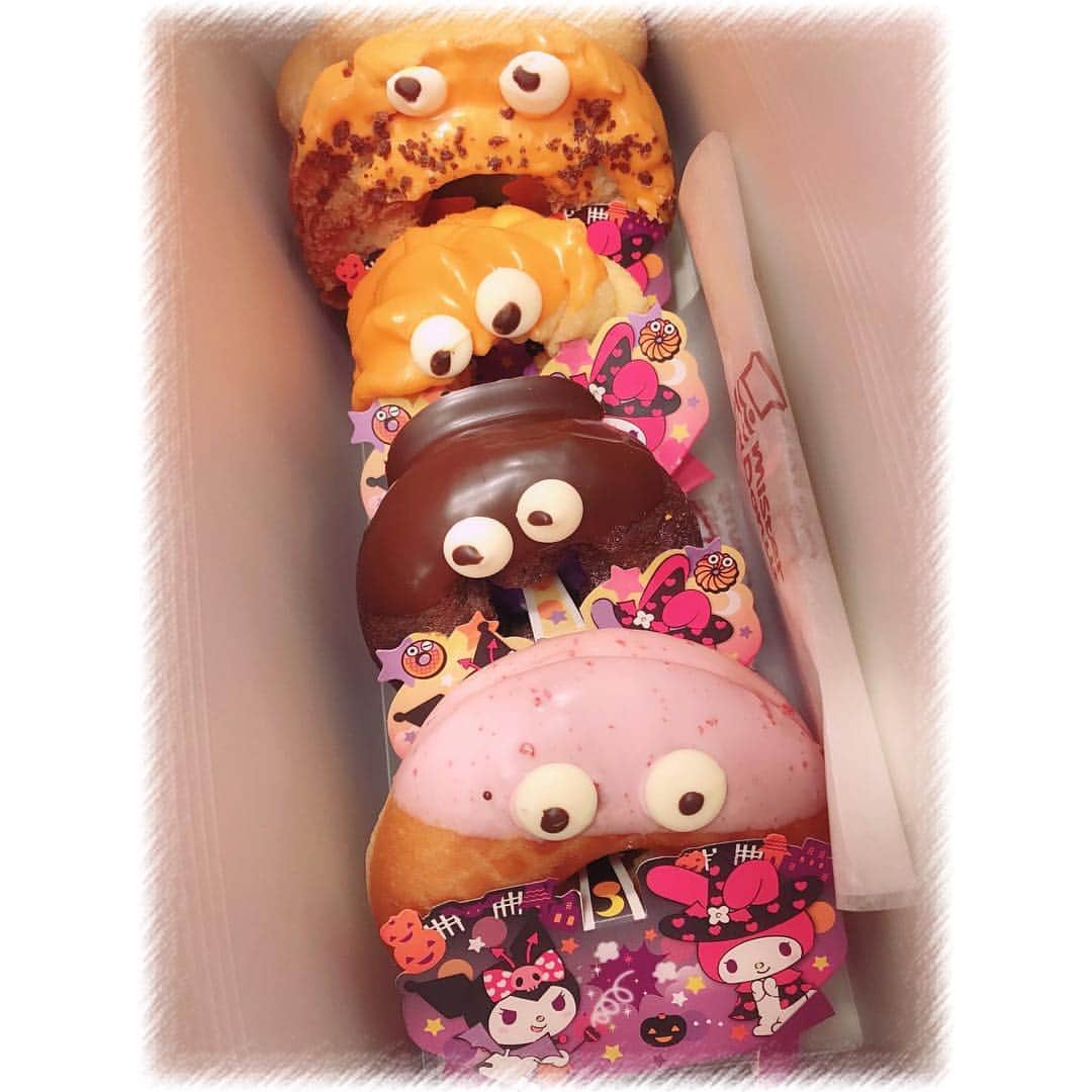 のインスタグラム：「🍩👀💕🎃👻 ・ 出先で見つけると… ついつい入ってしまう🙊 ハロウィン♥︎ミスド 可愛いすぎるぅ🙈💓 ・ #家族みんな大好き #ミスド #ミスタードーナツ 🍩💛 #ハロウィン #可愛い #きゅん #ハロウィンドーナツ #おやつ #これは買うしかない 👻笑 #donut #halloween #sweets ・ 娘ちゃんの👧 喜ぶお顔が 目に浮かぶ。。。(*´꒳`*)💘 塾終わりにサプライズ😋✨」