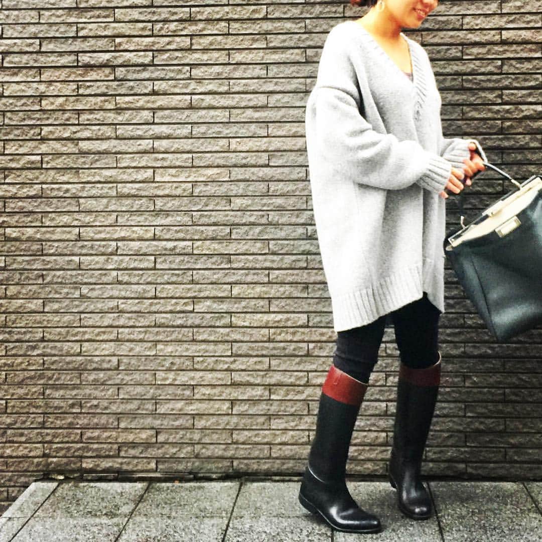 望月律子さんのインスタグラム写真 - (望月律子Instagram)「寒いし雨だし。 #朝から雨 #寒いですね #ざっくりニット #レインブーツ #このニット #今日よく褒められます☺︎❤︎ #knit #aton #rainboots #aigle」10月13日 16時37分 - ritsukomochizuki