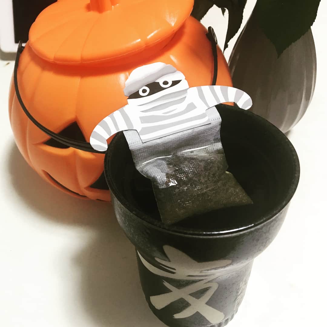 てん（ものまね）さんのインスタグラム写真 - (てん（ものまね）Instagram)「今日は衣替えをしたよ～👕👖 大好きな曲をかけながら～🎵✨ お菓子も食べながら～🍬🍭🍫 紅茶も飲みながら～🍵」10月13日 17時54分 - tenkukku10