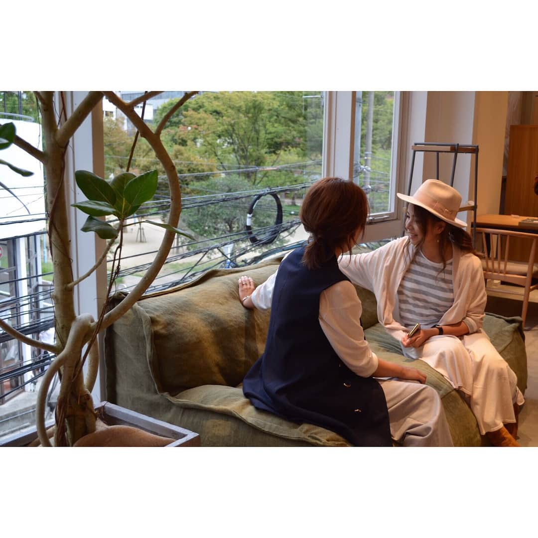 yuki さんのインスタグラム写真 - (yuki Instagram)「. . 明日オープンする @bellemaison_days の店舗のプレオープンに行ってきました。 . 通販でしか買えなかったベルメゾンデイズのアイテムがお店で手にとって見られるので、興味のある方はぜひ行ってみてください☺️✨ . 南堀江のとてもオシャレなお店でした♩¨̮ . . 写真はソファに座ってみる @yukiko_ismart ちゃんと私。 あと楽しくて入り口で爆笑しすぎる私です笑。 爆笑しすぎてるのでちょっと隠してます😂 . 撮影ありがとう @sho.ko_ie ちゃん♡ . . #ベルメゾンデイズ  #ベルメゾンライフスタイリング #南堀江 @bml.shop」10月13日 19時23分 - yuki_00ns