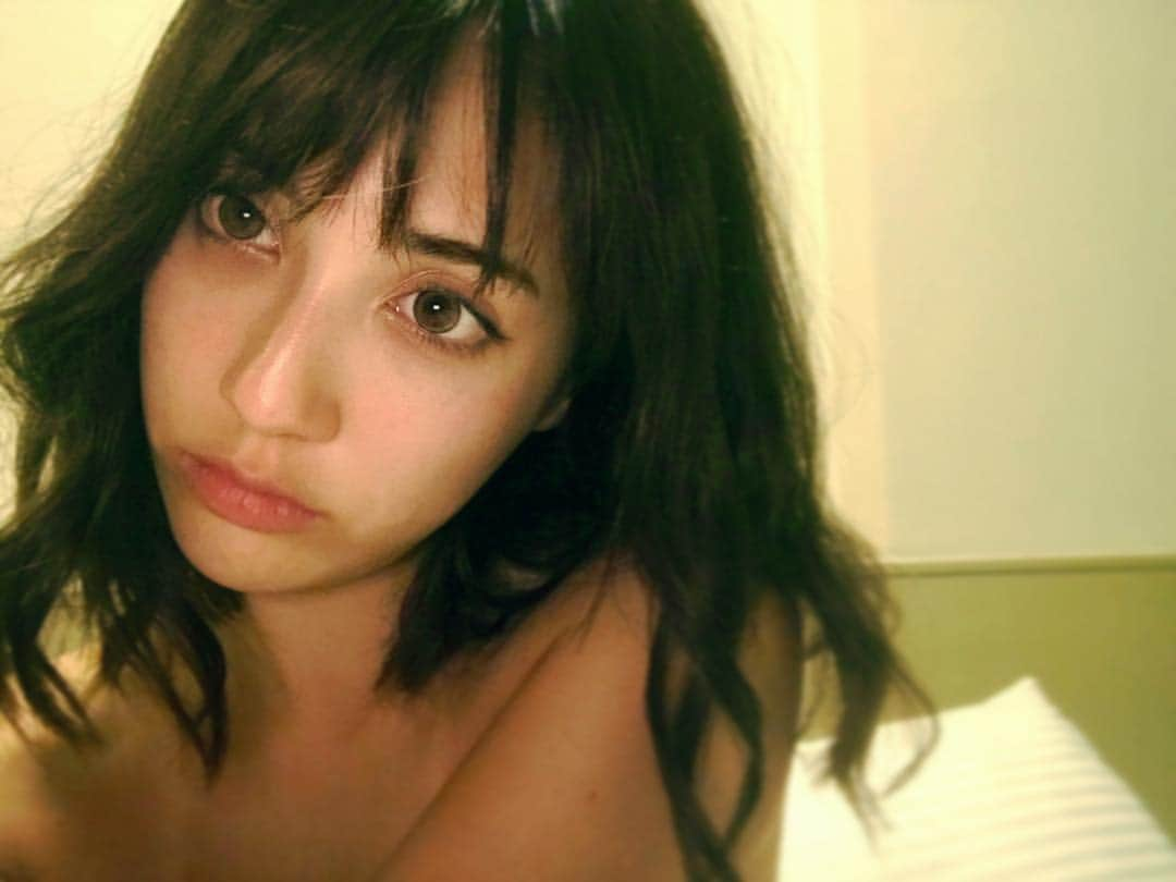 眞木美咲パメラさんのインスタグラム写真 - (眞木美咲パメラInstagram)「night night....zzz🌙  #gn #sweetdreams  #HOTD  #l4l #likeit #photooftheday #makeup #mactannewtown  #makeup #love #さみしいです  #裸じゃないよ #オフショルだよ」10月13日 22時28分 - pamypamypamy