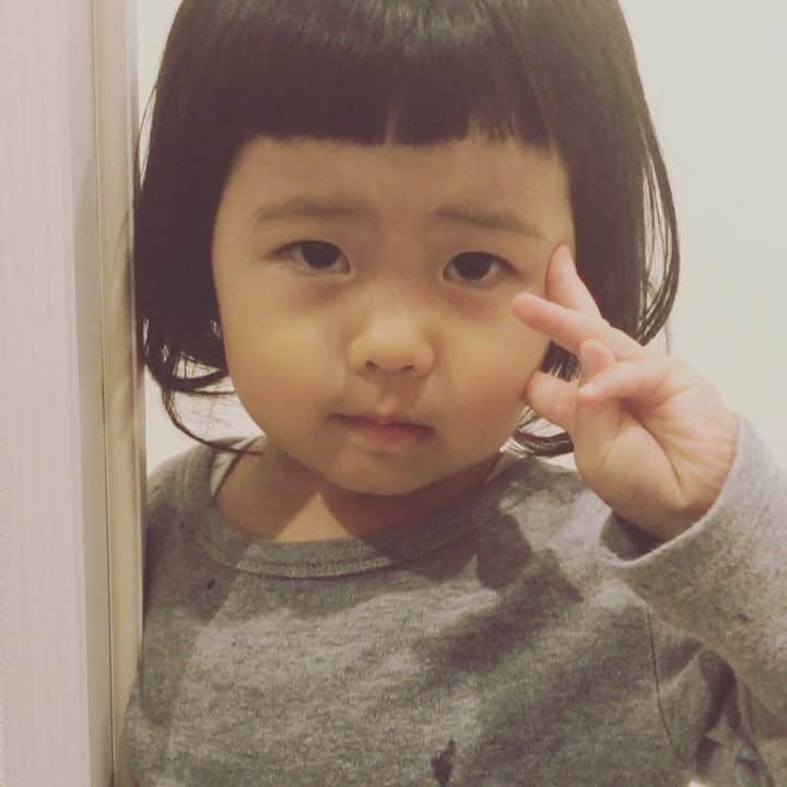 竹村真奈のインスタグラム：「はじめてのお弁当遠足から帰宅してカメラ向けたらから突然…🤣早起きしてがんばった甲斐ありました #sakino_k #2歳4ヶ月  #遠足 #アンパンマン #カメラ向けたらピース ※音量注意」
