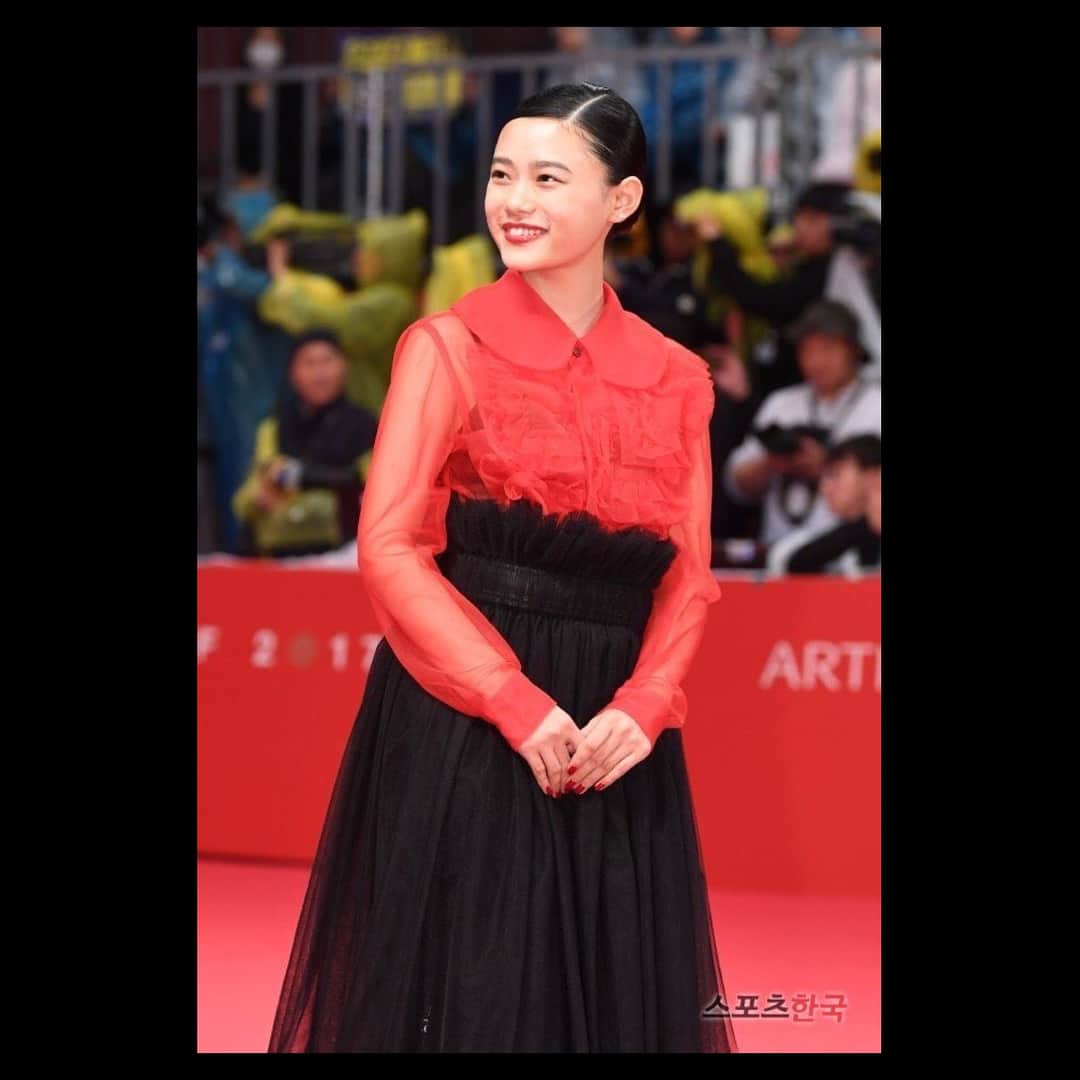 杉咲花のインスタグラム：「釜山映画祭に参加しております。 そして、先ほど行われたマリクレールのアジアスターアワードパーティにて、フェイス•オブ•アジア賞をいただきました。感謝。」