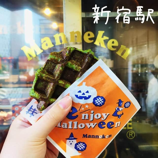 Ateliersさんのインスタグラム写真 - (AteliersInstagram)「Manneken waffle✨ 🍴鬆餅專賣店 📍東京都新宿区西新宿区一丁目1ー4京王百貨店 ⏲️10：00〜22：00禮拜日提早一小時結束營業 💸200￥~/個 🏠路邊店面 👍超香的現烤鬆餅 👎因為是路邊店面所以無法內用 💁除了抹茶口味，10月還有巧克力莓果限定口味喔 📝日本超人氣的鬆餅店Manneken，不同季節都有會推出不一樣的限定商品～每次經過聞到香味都會不小心破財😅，在銀座，秋葉原也有分店喔！  #艾塔莉兒新宿 #艾塔莉兒 #ateliersjpn #日本 #東京 #新宿 #日本美食 #鬆餅 #日本甜點 #甜食 #ワッフル #スィーツ #マネケン #甘党 #tokyo #shinjuku #manneken #sweets #waffle #japan#신주쿠 #먹스타그램 #일본 #와플 #맛차 #초콜렛 #스위트 #단거」10月13日 23時00分 - ateliersjpn