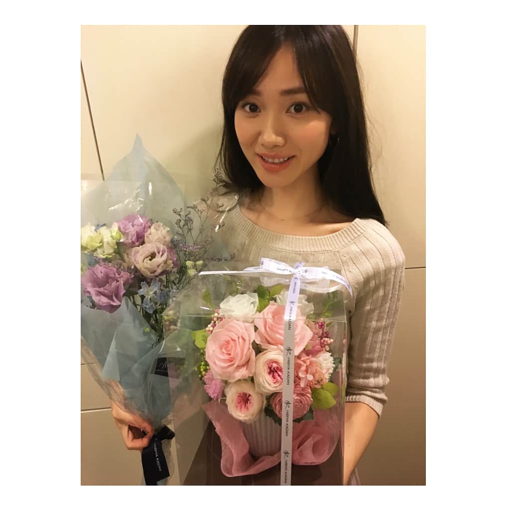 海野ナルのインスタグラム：「お母さん産んでくれてありがとう😌💓 誕生日って嬉しいなぁ🎂 プリザーブドフラワーと生花💐 #october13 #mybirthday  #thankyou #アラサーいや既に」