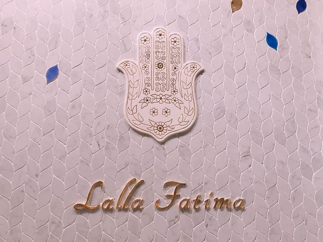 利咲さんのインスタグラム写真 - (利咲Instagram)「Lalla Fatima<ララ・ファティマ> 表参道にnew open✨ オープニングレセプションへ行って来ました🍫 完全招待制パティスリー🎂で、値段非公開🤐 会員じゃないと購入することが出来ないので “おもたせ”の時、受取手の方にお値段が分からないところがelegant!! webで発注→サロンで受け取りのシステム🍬 ありそうでなかった感じですね！ . #モロッカンテイスト の店内は白を基調にしていて 素敵なインテリアでした⁽⁽ଘ(⑅ˊᵕˋ⑅)ଓ⁾⁾ #ローズケーキ 、#チョコレート がとっても美味しかったです💕 #プレゼント にぴったり🎁 . . . #lallafatima #ララファティマ #reception #レセプション #receptionparty #オープニングレセプション #レセプションパーティー #パティスリー #pâtisserie #スイーツ #sweets #chocolate #chocolatier #yummy #delicious #モロッコ #ZouhairZairi #rosecake」10月14日 1時39分 - himeringo908