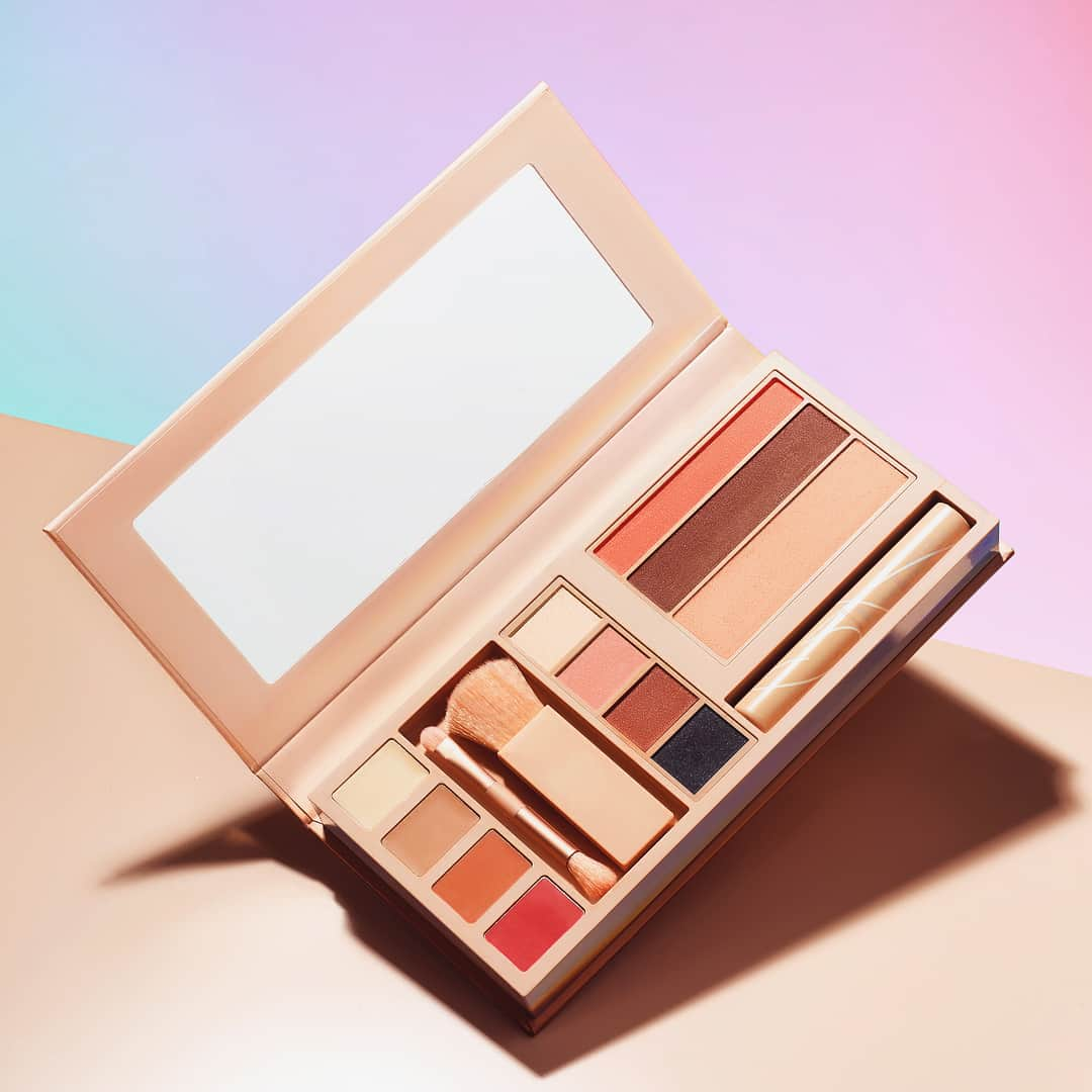 ジジ・ハディッドさんのインスタグラム写真 - (ジジ・ハディッドInstagram)「INTRODUCING THE #GIGIxMAYBELLINE JETSETTER PALETTE: I always wanted a palette that I could throw right in my purse or travel bag and know I have everything to do a light-everyday look, quickly and easily. I didn't want to have to open my makeup bag in the car or on a plane and take all the products out and worry about dropping anything or having somewhere to set it while I held my mirror. The Jetsetter Palette includes contour powder/bronzer, blush, powder highlight, concealer, lip gloss, eye shadow, black powder liner, a mini mascara, mini blush/contour and liner/eyeshadow brushes AND a mirror!!! I love mixing it up and using the lip as cheek tint, the eyeshadow to fill my eyebrows, blush on my eyelids, concealer as a nude lip base, etc. It's the most luxurious touch-up ever!!!!!! Can't wait to see how & where you use yours! 🛩☁️💕 COMING SOON TO @ULTABEAUTY 🇺🇸 !!!! OUR EXCLUSIVE UK Jetsetter Palette DROP - @BOOTSUK ONLINE - SOLD OUT IN LESS THAN 90 MINS THIS MORNING!!!! 🇬🇧 THANK YOU SO MUCH! Stay tuned to @maybelline for launch dates for your country!」10月14日 2時03分 - gigihadid