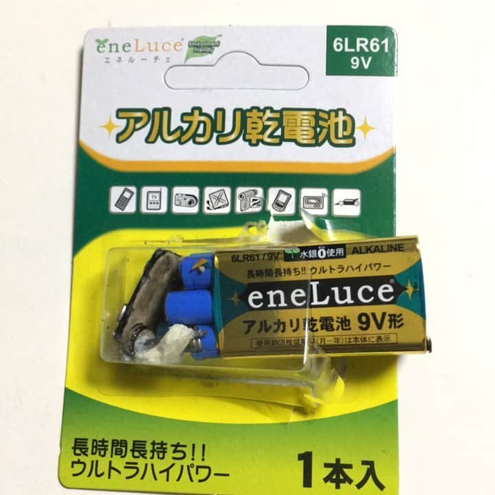 森田繁さんのインスタグラム写真 - (森田繁Instagram)「買い置きの未使用006P9V電池を取り出したら、ブリスターの中で爆発していた。朝、破裂音がしていたと息子の証言。」10月14日 15時20分 - siglic