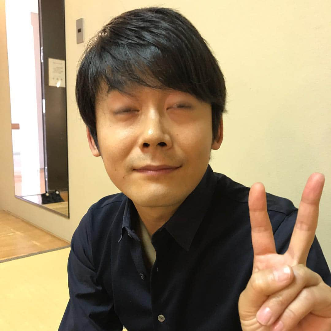 井本貴史さんのインスタグラム写真 - (井本貴史Instagram)「#ベスト半目ショット #thebestphotoofeyespartlyopen #一番素晴らしい半目の写真 #連写で撮って #イケてる半目を選ぶ #ロザン菅ちゃん #昔から #ずっと #可愛らしい顔しとる #今も可愛らしい顔しとる #なんやったら #年取るごとに #可愛らしい顔になっとる #どんどん #幼くなっていく #このままいったら #80歳ぐらいで #赤ちゃんになる #リアル #ベンジャミンバトン #それが #菅ちゃんです #お健やかににお過ごしくださいませ」10月14日 9時17分 - inomototakafumi