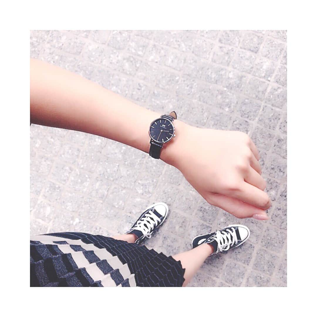 西村笑花さんのインスタグラム写真 - (西村笑花Instagram)「👟 ・ ・ #onepiece ‥ #AndCouture #sneaker ‥ #converse #bag ‥ #andchouette  #watch ‥ #danielwellington ・ 最近よくつけている DanielWellington の時計は 10/10から発売されたものだよ😊♡♡ お気に入りで最近毎日着けてる💓 #DW ⌚️💫 『 emika 』と #クーポンコード を入れると15%offになります！♡ #ダニエルウェリントン #腕時計 #時計 #autumnfashion #コーデ #大人可愛い #コンバース #秋コーデ #今日のコーデ #autumn #fashion #fashiondiaries #ootd #outfit」10月14日 9時33分 - emika_nishimura