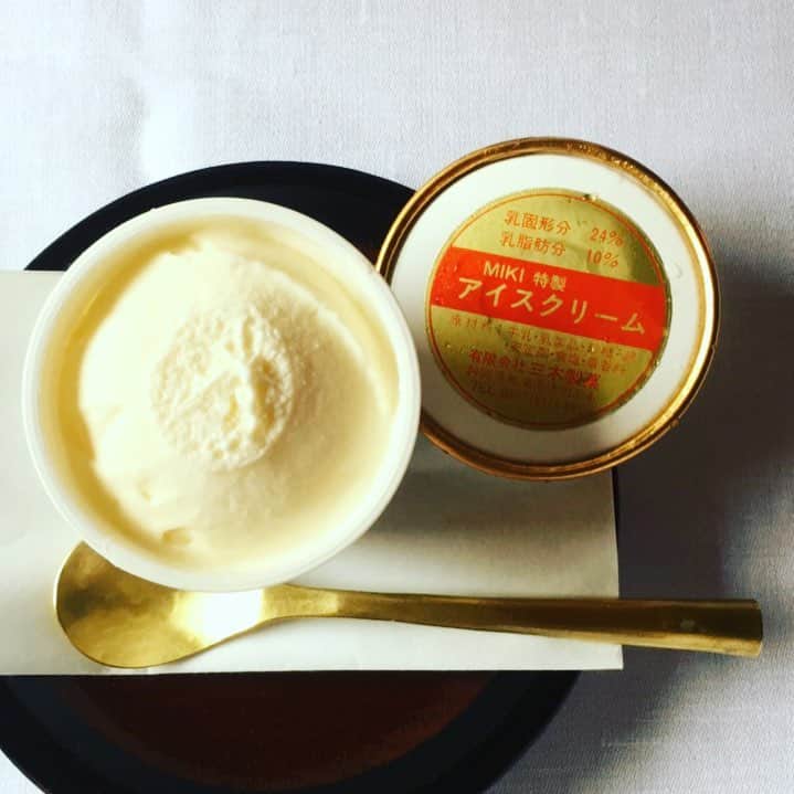 志摩有子さんのインスタグラム写真 - (志摩有子Instagram)「熱海の老舗、三木製菓のバニラアイスを朝デザートで。アイスクリームがあるときだけの嬉しいサービス。卵の味がする懐かしい味わいにほっ。アイスクリームを掬うとさっととろけるスプーンが添えてある。プレゼンテーションも素敵すぎ。 #三木製菓 #バニラアイス #夏季限定」10月14日 10時40分 - ariko418