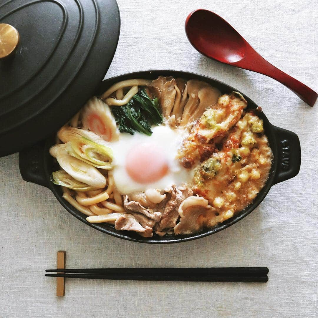 樋口正樹さんのインスタグラム写真 - (樋口正樹Instagram)「Nabeyaki Udon . お昼は鍋焼きうどん。 寒い日だからアツアツが嬉しい。 . 具材は、ちくわ天、揚げ玉、豚肉、ほうれん草、卵、ネギ、なると、舞茸。鍋にはストウブのオーバルプレート23cmを使用、ちょっと多めの一人分にちょうど良い感じにできた。 . #nabeyakiudon #鍋焼きうどん #うどん部 #うどんが主食 #うどん #饂飩 #ストウブ #ストウ部 #樋口さんちで麺類 #udon #nabe #staub #madeinstaub」10月14日 12時19分 - higuccini