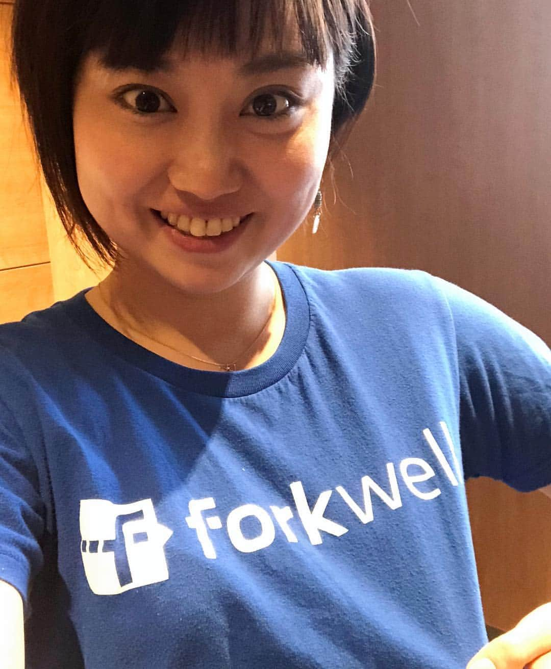 眞田佳織さんのインスタグラム写真 - (眞田佳織Instagram)「＼ 熱血司会中 ／ #Forkwell さん主催の #エンジニア 👩‍💻👨‍💻Meet upイベントでマイクを握って走ってます🎤 眞田もTシャツお借りしました😆 . ゲストトークのテーマは、 「チームで生産性UP!! 」 すっごく、おもしろい‥！ . #トークナビ #フリーアナウンサー #Forkwell #エンジニア #生産性を上げるには #邪魔しない #お昼休憩中」10月14日 13時33分 - kaori_sanada