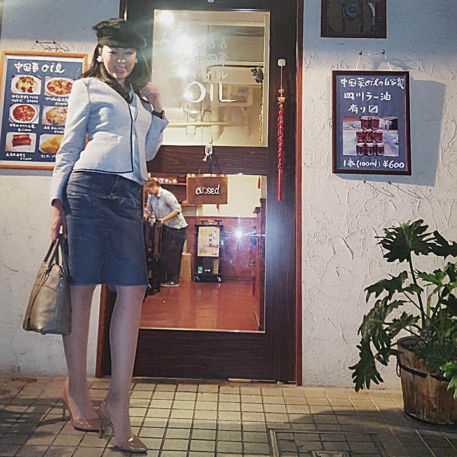 今堀恵理さんのインスタグラム写真 - (今堀恵理Instagram)「福島で麻婆豆腐が人気で行列のお店OILに 「おはよう朝日です」のお天気の吉田さんと行って来ました。オキタ君と出てる人です👍 前菜、春巻き、酢豚、麻婆豆腐、炒飯、どれも美味しかったですよ  OILでディナーコーディネートは矢田亜希子さんプロデュースのweb a la moda(ウェブアラモーダ）のジャケットを着てみました。  Tシャツ　@mackintoshphilosophy スカート　@justcavallimilano ジャケット　@webalamoda_by_akikoyada 帽子　@kenji_yanagi_maxim_kobe_japan バック　@hermes  #webalamoda #行列の出来る店　#お気に入りのジャケット　#ウェブアラモーダ　#akikoyada #矢田亜希子　#oil　#麻婆豆腐　#麻婆豆腐の人気店　#おはよう朝日　#kobemaxim #justcavalli #instafood #newjacket #ジャパンメイド　#MACKINTOSH #エレ女のデニム　#神戸maxim #トアロード　#よだれ鶏　#instagood #fashion　#中華菜OIL　#福島グルメ」10月15日 1時00分 - eriimahori