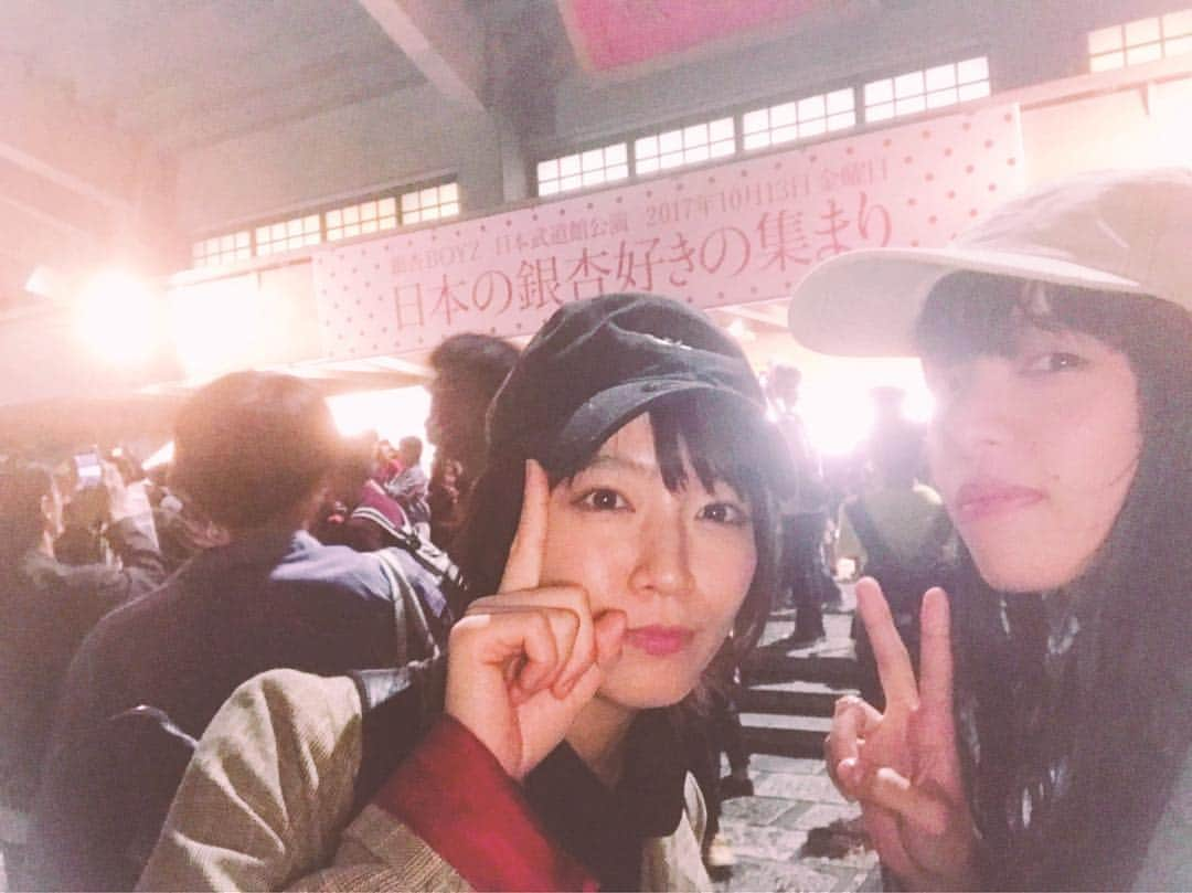 吉岡里帆さんのインスタグラム写真 - (吉岡里帆Instagram)「”日本の銀杏好きの集まり” 「銀杏BOYS 日本武道館ライブ」  あいみょんと熱くなりました！一緒に見れて良かった♡ 全くライブ出来なくなった時期、部屋で一人カーテンから見える空を見てこんな日が来たら良いなって夢を見た話を聞いてからの、 「夢で逢えたら」聞いて号泣。本当行けて良かった。 ライブだと憑依する峯田さん。 エネルギー貰った。  @mine_minet  #銀杏BOYS #日本武道館 #あいみょん」10月14日 16時21分 - riho_yoshioka