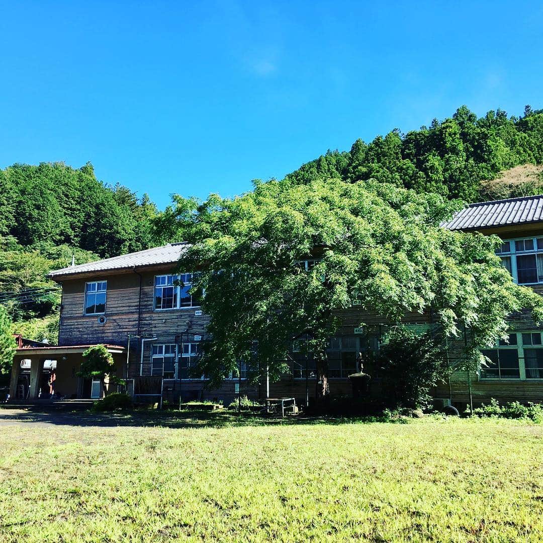 テレビ朝日「オトナ高校」のインスタグラム：「. 【いよいよ今夜11:05〜🙌 オトナ高校 👨‍🏫 第１話 💗】 . 校舎内に潜入🏫✨✨ . #オトナ高校  #やらみそ #テレビ朝日 #土曜ナイトドラマ #三浦春馬 #高橋克実 #竜星涼 #松井愛莉 #山田真歩 #夕輝壽太 #正名僕蔵 #杉本哲太 #黒木メイサ #学校 #教室 #廊下 #校庭 #教訓 #名言 #恋愛 #人生 #男 #女 #先生 #生徒 #入学 #ようこそオトナ高校へ #🍒」