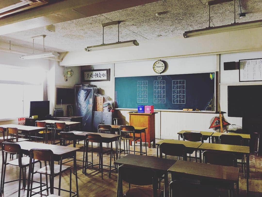 テレビ朝日「オトナ高校」のインスタグラム：「. 【いよいよ今夜11:05〜🙌 オトナ高校 👨‍🏫 第１話 💗】 . ついに教室へ🏫✨✨ . #オトナ高校  #やらみそ #テレビ朝日 #土曜ナイトドラマ #三浦春馬 #高橋克実 #竜星涼 #松井愛莉 #山田真歩 #夕輝壽太 #正名僕蔵 #杉本哲太 #黒木メイサ #学校 #教室 #廊下 #校庭 #教訓 #名言 #恋愛 #人生 #男 #女 #先生 #生徒 #入学 #ようこそオトナ高校へ #🍒」