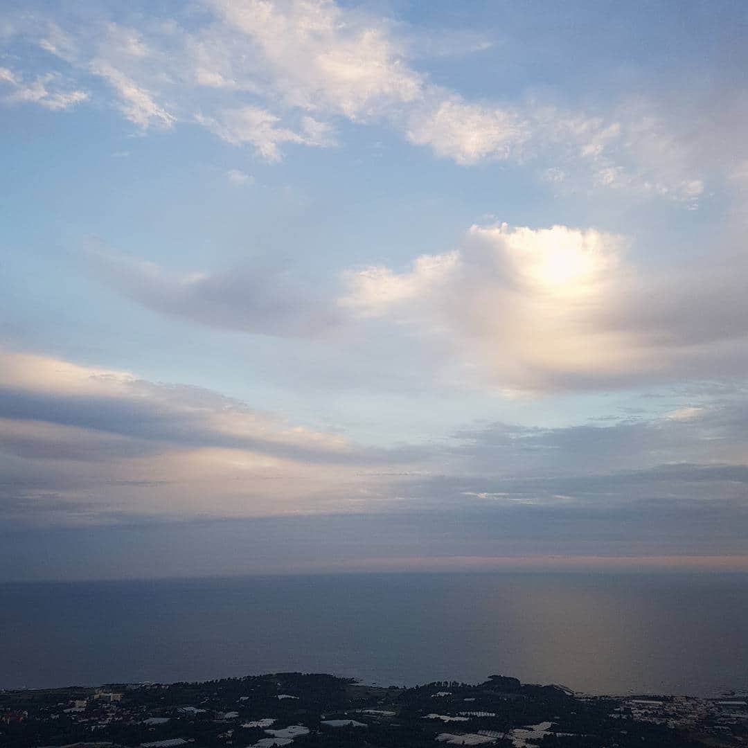 チャ・イェリョンさんのインスタグラム写真 - (チャ・イェリョンInstagram)「#오름  #하늘 #바다 #바람 #같은곳을바라보는것 ... #이런게행복」10月14日 19時56分 - chayeryun