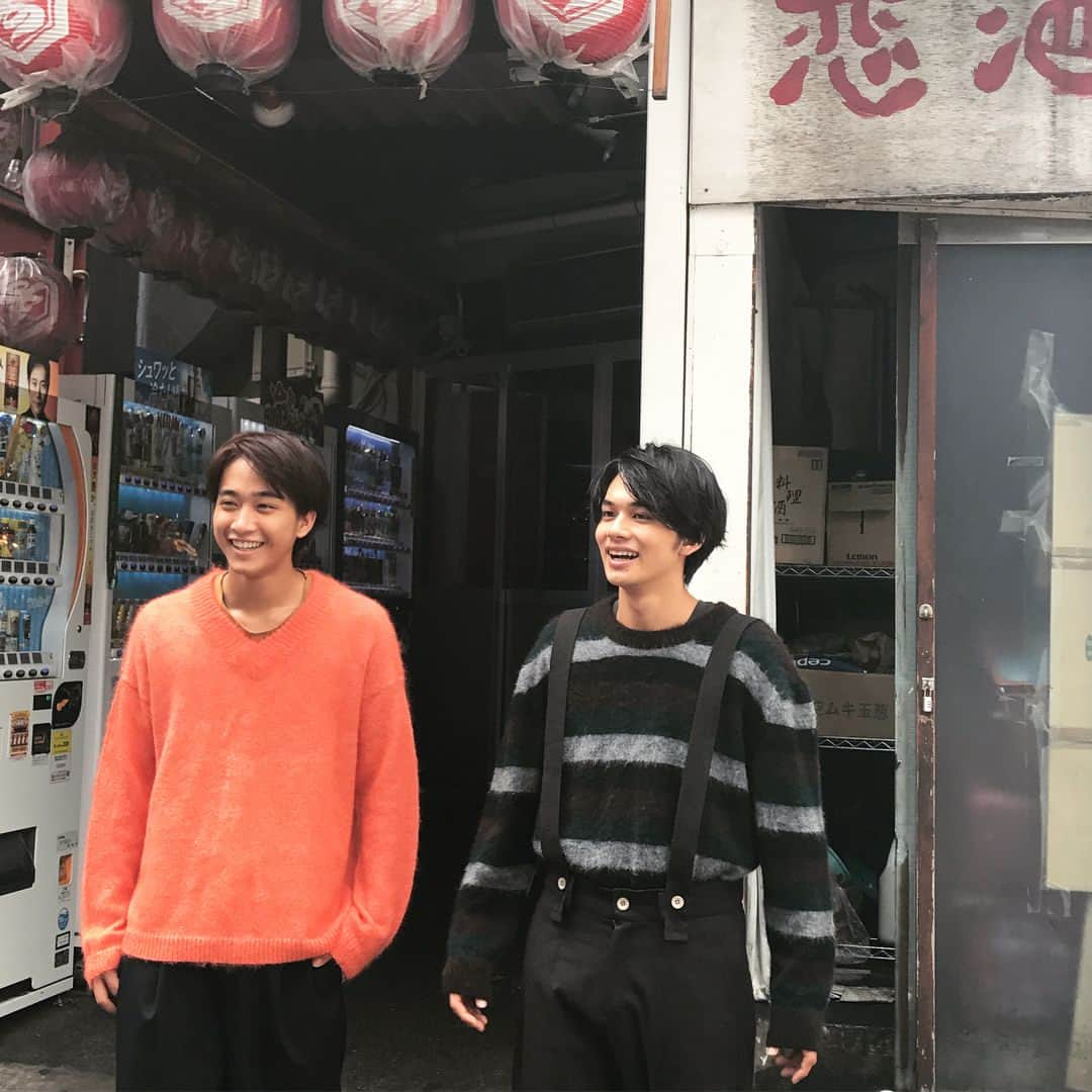 ViViさんのインスタグラム写真 - (ViViInstagram)「本日公開の映画「恋と嘘」に出演中の北村匠海くんと佐藤寛太くんのオフショット第２弾です✨✨ 仲良しな二人のオフショットにぜひ癒やされてください🤤🤤💕 そして映画もとっても素敵なので、ぜひ見てね〜🙋🏻 #ViVi #ViVi11月号 #北村匠海 #佐藤寛太 #恋と嘘 #本日公開 #movie #ビビビッ #オフショット #ViVi美眉 #模特 #編集MK」10月14日 18時36分 - vivi_mag_official