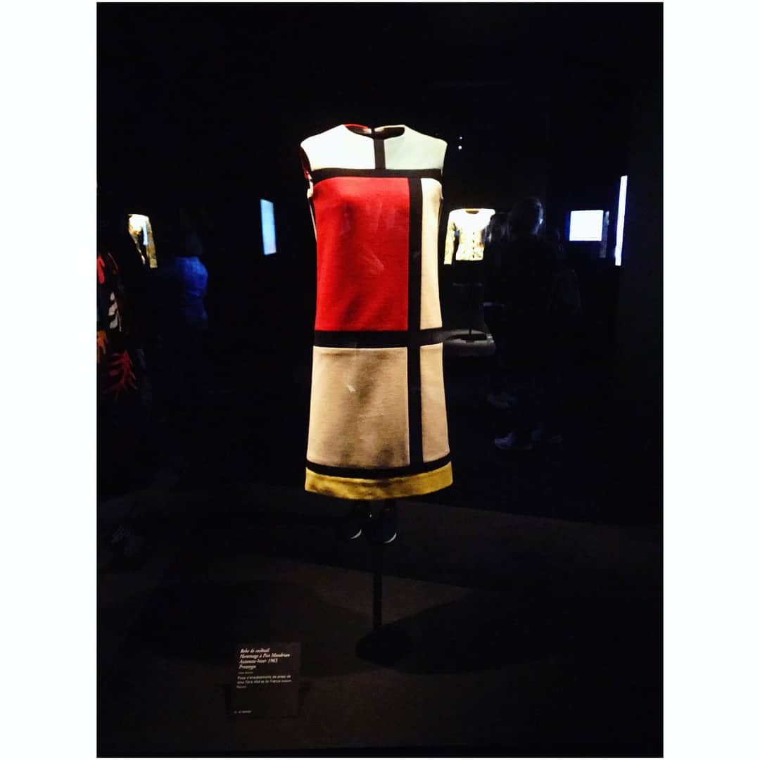 愛可さんのインスタグラム写真 - (愛可Instagram)「・ パリではMusée Yves Saint Laurent（イヴ・サンローラン美術館）へ ・ ・ この10月にオープンしたばかりともあって30分くらい並びましたが並んで良かった。 現在は財団の本部がある建物で、かつてのサンローランのクチュールハウスをリノベーションして開館 ・ ・ サンローランの代表的な作品のアーカイブと共に イメージデッサンと素材の一部や金具やボタンなどを貼り付けた仕様書なども展示してあり、ファッションが好きな方は必見です！ じっくりと見ごたえがありました。 ・ ・ サンローランのデスクを再現した部屋もあり、置いてある本や使っていた文房具など隅々まで見て来ました。 ・ ・ 数あるサンローランの有名な作品の中でも オランダの画家 ピエール・モンドリアンの作品、『Composition』をオマージュしたドレスも🌟 一度でよいから着てみたいなぁ。 ・ ・ 素敵なサロンで流れていたコレクションの映像も、作品はもちろん演出からモデルまでまさにオートクチュールファッションの黄金期が伺えるタイムレスなコレクションばかり。 TVでファッション通信をかじりついて見ていた時代を思い出し、こっそりと興奮して帰って来ました。 ・ ・ サンローランの公私のパートナーだった先月亡くなった故ピエール・ベルジェが人生最後のプロジェクトとしてオープンを夢見て実現させた美術館。 ベルジェはオープンを待たずにして亡くなってしまいましたが、そこにもまたドラマを感じます🌹 最後の二人の愛の作品だと思うと、感慨深い美術館✨  そんなところにスニーカーですみません！って気持ちになりました。（一応ジャケットは着て行きました😂） #MuséeYvesSaintLaurent #YvesSaintLaurentmuseum  #イヴサンローラン美術館 #Paris #パリ #ysl #yslMondrian #Mondrian #愛可散歩」10月14日 19時20分 - aikick