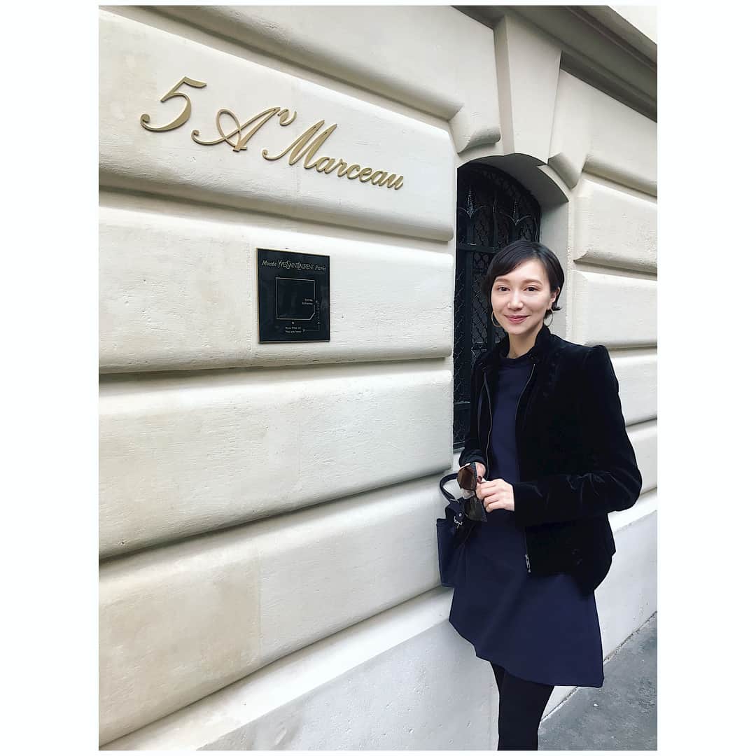 愛可さんのインスタグラム写真 - (愛可Instagram)「・ パリではMusée Yves Saint Laurent（イヴ・サンローラン美術館）へ ・ ・ この10月にオープンしたばかりともあって30分くらい並びましたが並んで良かった。 現在は財団の本部がある建物で、かつてのサンローランのクチュールハウスをリノベーションして開館 ・ ・ サンローランの代表的な作品のアーカイブと共に イメージデッサンと素材の一部や金具やボタンなどを貼り付けた仕様書なども展示してあり、ファッションが好きな方は必見です！ じっくりと見ごたえがありました。 ・ ・ サンローランのデスクを再現した部屋もあり、置いてある本や使っていた文房具など隅々まで見て来ました。 ・ ・ 数あるサンローランの有名な作品の中でも オランダの画家 ピエール・モンドリアンの作品、『Composition』をオマージュしたドレスも🌟 一度でよいから着てみたいなぁ。 ・ ・ 素敵なサロンで流れていたコレクションの映像も、作品はもちろん演出からモデルまでまさにオートクチュールファッションの黄金期が伺えるタイムレスなコレクションばかり。 TVでファッション通信をかじりついて見ていた時代を思い出し、こっそりと興奮して帰って来ました。 ・ ・ サンローランの公私のパートナーだった先月亡くなった故ピエール・ベルジェが人生最後のプロジェクトとしてオープンを夢見て実現させた美術館。 ベルジェはオープンを待たずにして亡くなってしまいましたが、そこにもまたドラマを感じます🌹 最後の二人の愛の作品だと思うと、感慨深い美術館✨  そんなところにスニーカーですみません！って気持ちになりました。（一応ジャケットは着て行きました😂） #MuséeYvesSaintLaurent #YvesSaintLaurentmuseum  #イヴサンローラン美術館 #Paris #パリ #ysl #yslMondrian #Mondrian #愛可散歩」10月14日 19時20分 - aikick