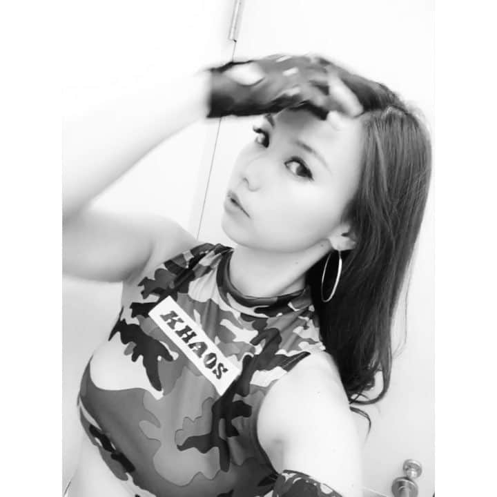 のインスタグラム：「‪KHAOS.4‬ . . ‪KHAOSGIRLSとして 1年間応援本当に ありがとうございました！！‬ . . ‪有名な格闘技団体で 初代ラウンドガール させていただけたこと 本当に感謝‼︎格闘技の 素晴らしさや選手の 真っ直ぐな闘い方を 見れて私も頑張ろうと 思えました！‬ . . ‪格闘技は観に来た者にしか 分からないアツいものがある♡ . . #KHAOS#カオス#K1‪#Krush#ラウンドガール#クール#巻き髪#ロングヘア#迷彩#カモフラ#網タイツ#セクシー#かっこいい#モデル#レースクイーン‬#写真#格闘技#ヘア#メイク#ハーフ顔#カラコン#キックボクシング#ボクシング#動画 #roundgirl#boxing#photo#instagood#make#hair」