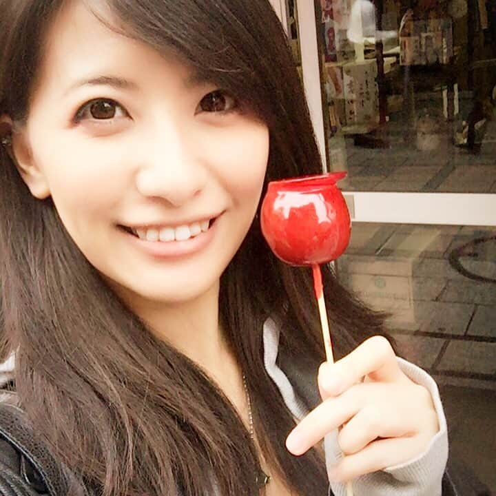 矢部あやのインスタグラム：「今日は地元のお祭りに行ってきた☆ 人生初のりんご飴！めっちゃ美味しかった！ ・ #りんご飴 #林檎飴 #お祭り #人生初体験 #200円 #少し寒くなってきたから林檎飴が欲しくなっただけ #シドギャ乙」
