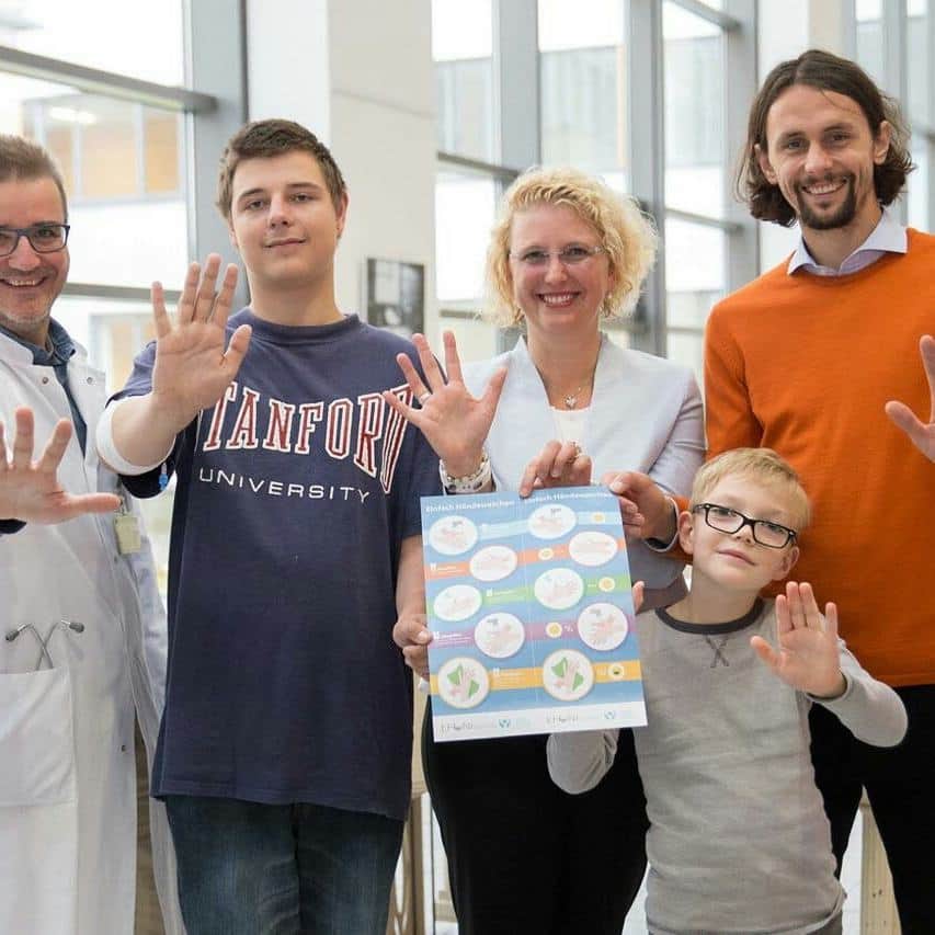 ネヴェン・スボティッチのインスタグラム：「HEUTE IST GLOBAL HANDWASHING TAG  An den Folgen mangelhafter Hygiene und verschmutztem Wasser sterben laut der Weltgesundheitsorganisation täglich rund 1.000 Kinder unter fünf Jahren. Um dies zu ändern, können neben einem Zugang zu sauberem Wasser bereits kleine Dinge, wie richtiges Händewaschen, einen großen Unterschied machen.  Gemeinsam mit der European Foundation for the Care of Newborn Infants (EFCNI) und Prof. Dr. Schneider vom Klinikum Dortmund haben wir zum heutigen Global Handwashing Day eine Aktion für mehr Hygienebewusstsein ins Leben gerufen.  @efcni #nevensuboticstiftung www.n2s.ngo」