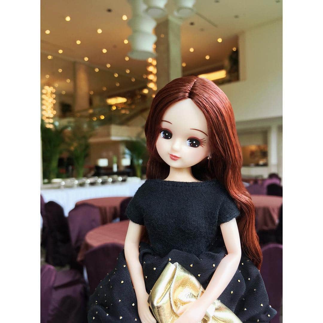 リカちゃんさんのインスタグラム写真 - (リカちゃんInstagram)「I had dinner with my family ♡ ファミーユとディナーにきたよ♡ 今日は #きのこの日 だから、きのこ料理にしましょ♪ スープにソテー、パスタにピッツァ！デザートはきのこの山かな？うふふ♡ #食欲の秋 #今日は何の日 #リカちゃん #fashion #ootd #hairstyle #licca #liccadoll #japanesedoll #japan #girl #instadaily #instagood #instagramjapan #instagram」10月15日 19時40分 - bonjour_licca