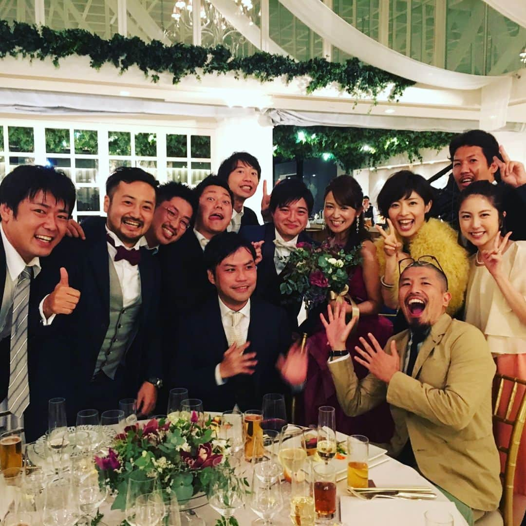 林マオさんのインスタグラム写真 - (林マオInstagram)「昨日は同期の結婚式🤵👰💕 可愛すぎる新婦と、 優しすぎる新郎、 終始幸せオーラが出てる2人から Happyをたっぷり吸収してきました❤️❤️ そして、久しぶりに メーテレの塩尻なっちゃんに会いました😻 いつも綺麗でキラキラオーラの なっちゃん❤️癒されたぁ❤️ 同期が集まると 騒がしくてうるさくて…😑 来られなかった同期や途中参加の子もいたけど、 やっぱ最高やね同期👍🏻👍🏻 最後に 改めて 結婚 おめでとう💐 2人の幸せを願ってます💕  披露宴呼んでくれてありがとう✨✨」10月15日 20時03分 - maohayashi_ytv