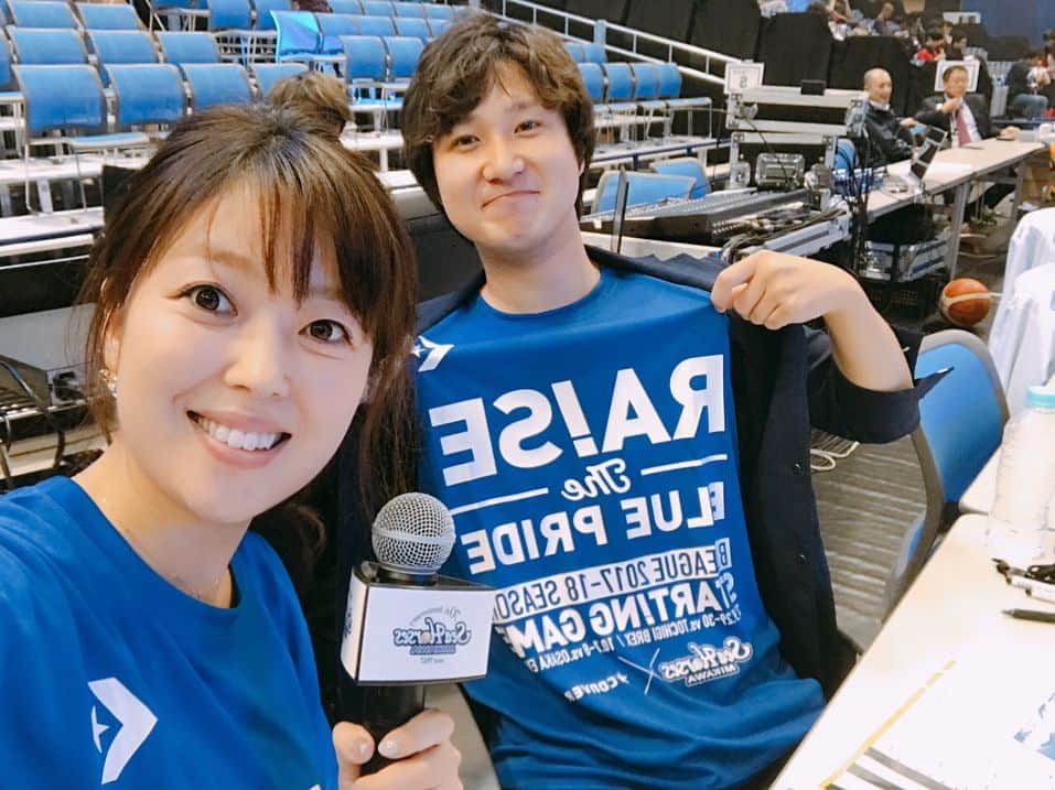 二瓶永莉のインスタグラム：「今週末はBリーグ シーホース三河ホームゲームでMCを！ワンショット差のシーソーゲームが続いて最後の最後まで接戦だったきのうと、強豪チームならではの余裕の試合運びをみせられた今日とで、またまた連勝でした！ . . ここ数年は日本代表選の担当が続いていたので、エンタメ性の高いリーグ戦に関わらせていただくのは久しぶりでしたが、やっぱりバスケの現場が大好きだーー‼︎のひと言に尽きる。 . . 素晴らしいプレーに胸をうたれたり、悔しさに激昂したり、大人になってこれだけ感情が揺さぶられて本気で応援できるチームがあるって本当に素晴らしいことだと思います。  次の名古屋も超超超楽しみ‼︎‼︎‼︎ #そして桜木ジェイアール選手のファンになる#精神的支柱で欲しい時にバシッと決めつつジェントルマン#今日のゲストのグラドル#森咲智美  #さんもあの水着での餅まき最高ですぐにファンになった‼︎笑 #シーホース三河#bleague#Bリーグ#バスケ#次節ホームゲームも行くよ！ #名古屋駅で味仙のコブクロで祝杯#どんだけ楽しいんだ！」