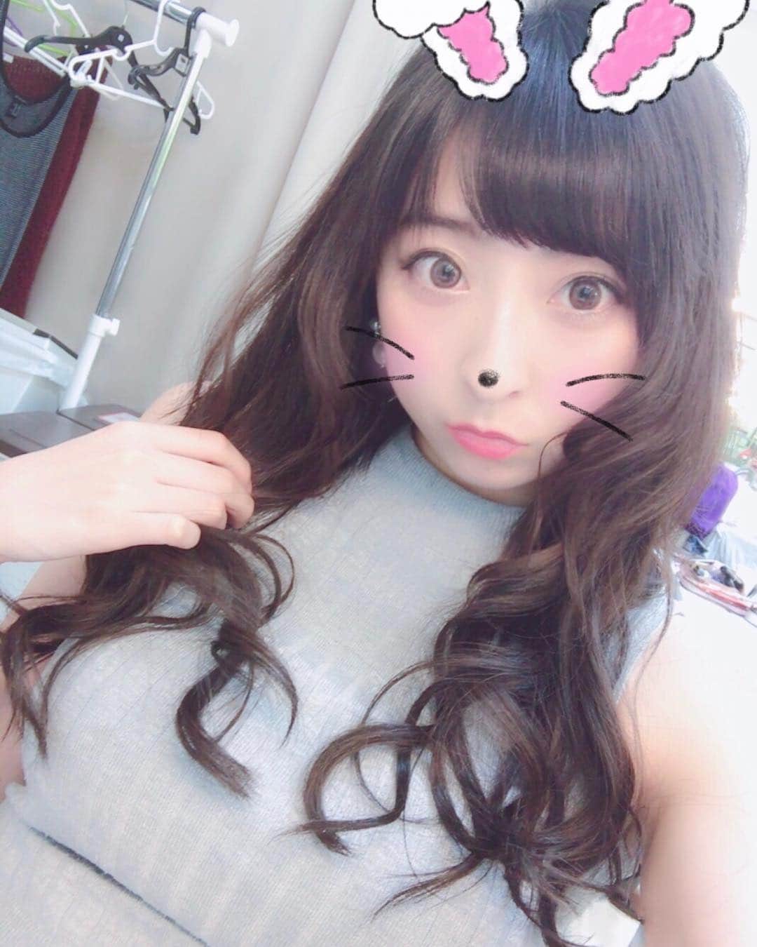 のインスタグラム：「ニットうさぎ🐰💘 #グラビア #グラドル自画撮り部 #うさぎ #bunny #ニット #gray #自撮り #ロングヘア #longhair #グラドル #緒方咲 #love #photo #me #girl #selfie #sexy #cute #happy #instagood #Instalove」