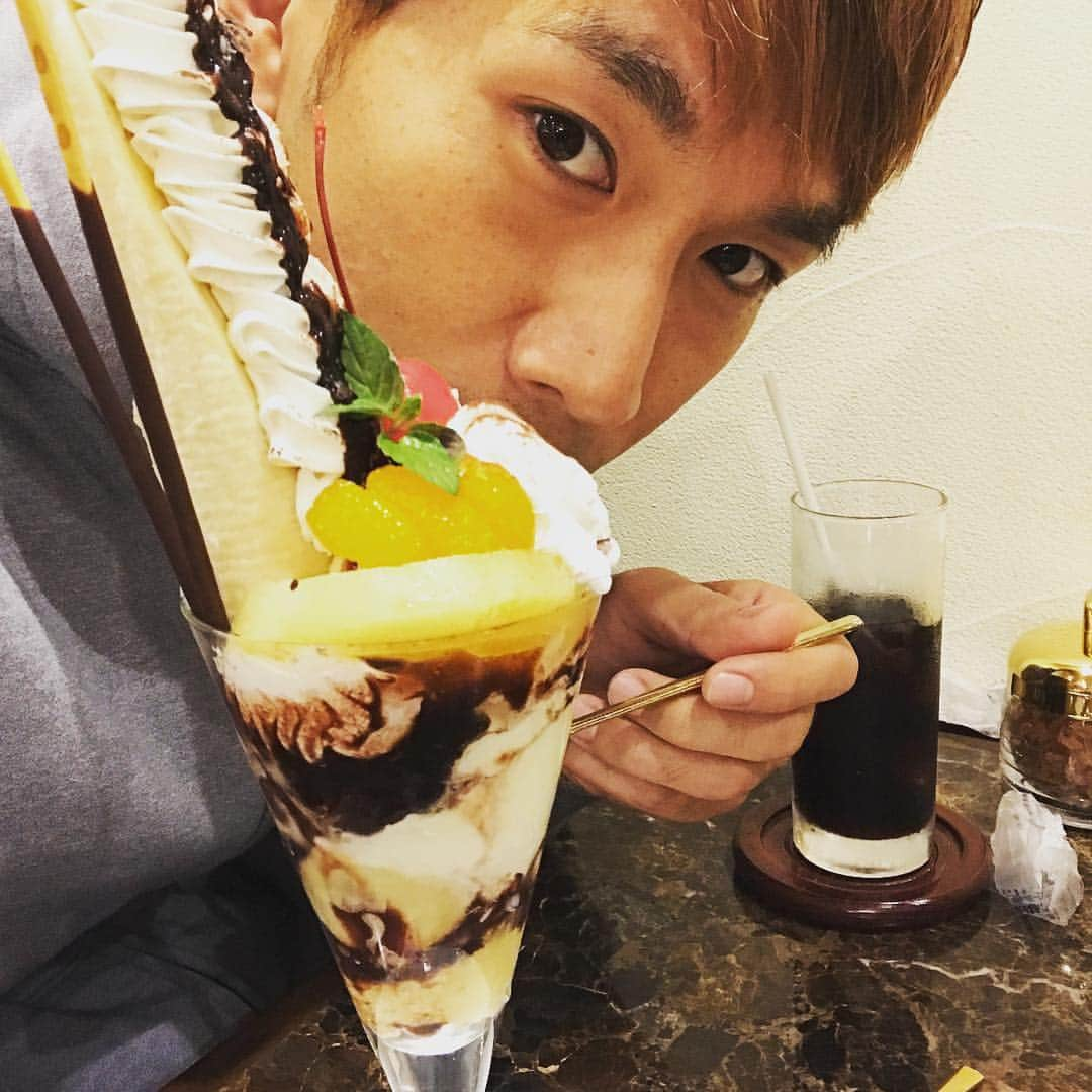 コージ・トクダさんのインスタグラム写真 - (コージ・トクダInstagram)「parfait🍦 #kのスイーツ日記 #チートデイ #スイーツ #ブリリアン  #この為の筋トレ #パフェはフランス語で #完全なという意味 #パフェは甘さ控えめとかじゃなく #ガツンと来る甘さがあるので大好き #でも何でも大好き」10月15日 23時19分 - koji_tokuda1220