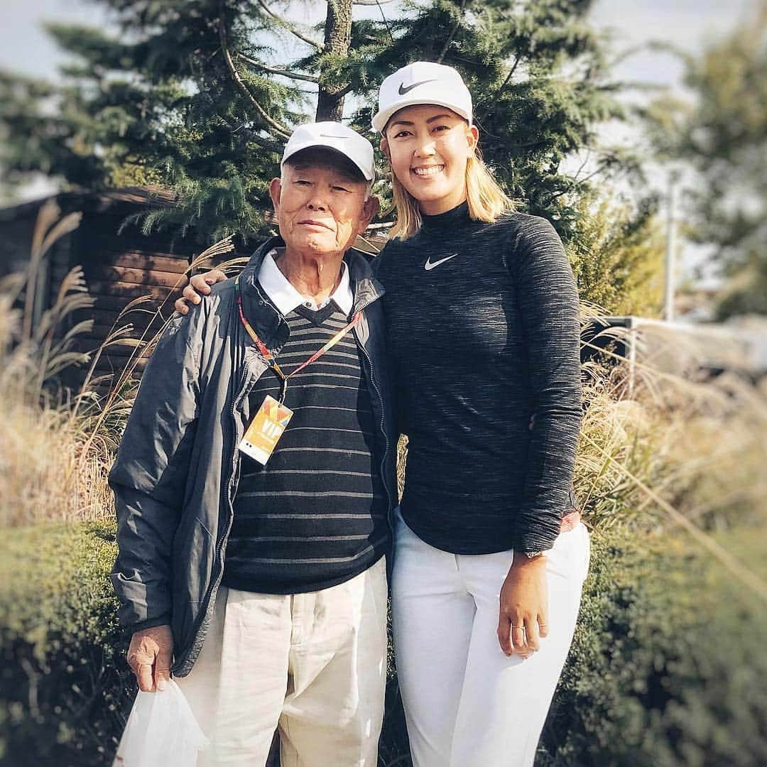 ミシェル・ウィーさんのインスタグラム写真 - (ミシェル・ウィーInstagram)「So this week I turned 28, played tournament golf for the first time in 6 weeks, got to play in front of my 할아버지 (Grandpa) ❤️, and I ate my weight in Korean food. Needless to say I had an AMAZING time here in Korea. Thank you 🇰🇷 for the fun times 😘😘 #1weekdown5togo」10月15日 23時33分 - michellewiewest