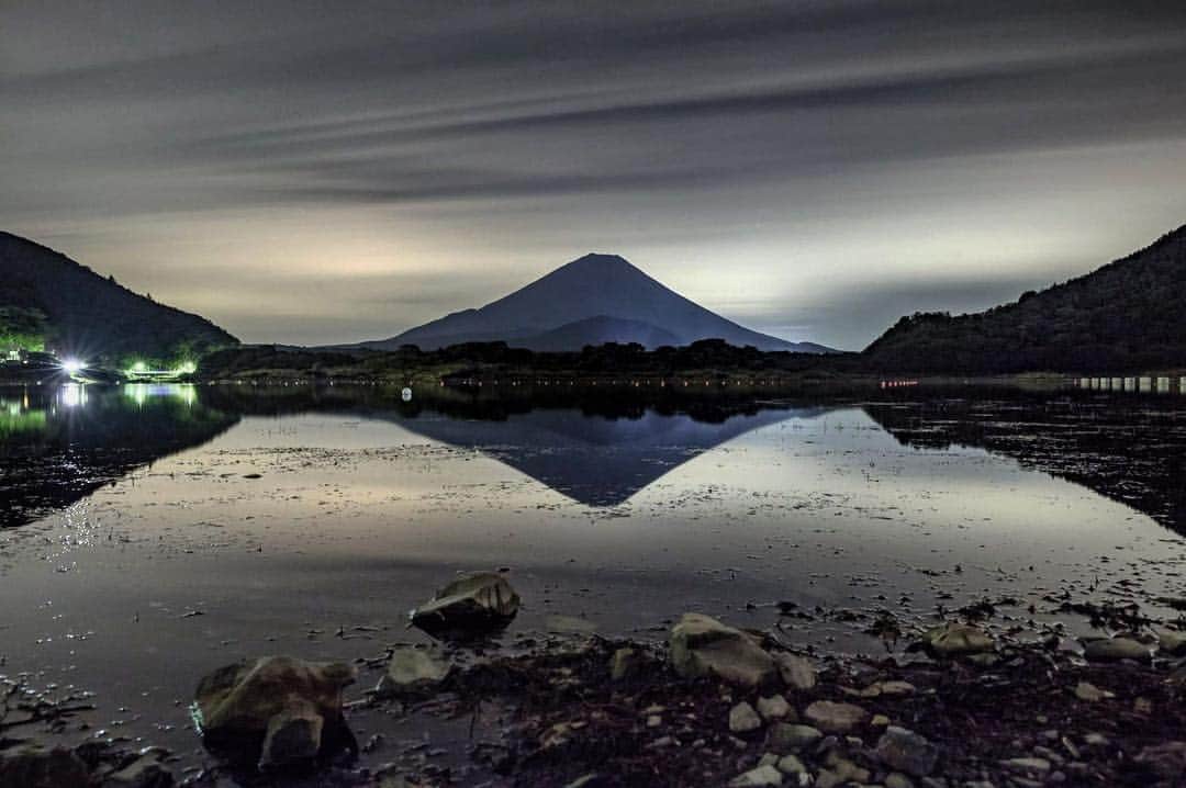 Atsushi Aizawaのインスタグラム：「1054 静寂 . Yamanashi, Japan 山梨県 . #japanfocus #jp_gallery #instagramjapan #ig_japan #wu_japan #wu_asia #worldunion #theworldshotz #igersjp #team_jp_ #team_jp_東 #山梨県 #team_jp_skyart  #mtfuji #Japan #Yamanashi  #natureaddict Mt. Fuji Yamanashi, Japan #Lovers_Nippon #東京カメラ部#japan_night_view #japan_night_view_member #1xPicoftheDay #phos_japan #夜景ら部 #写真好きな人と繋がりたい #bestjapanpics #photo_shorttrip」