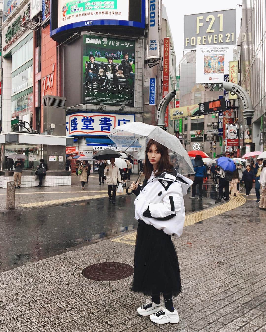 小嶋陽菜さんのインスタグラム写真 - (小嶋陽菜Instagram)「雨の渋谷でバヌーシー発見🐴👓 今日は私服たくさん撮影しています🖤」10月16日 13時24分 - nyanchan22