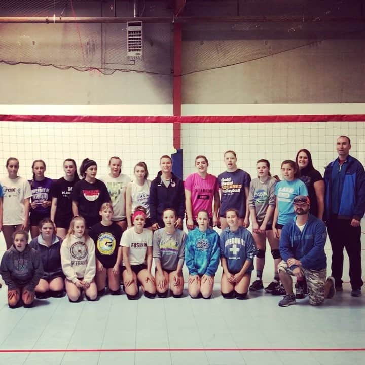 コートニー・トンプソンのインスタグラム：「Thinking of you Catano!!! Humbled and grateful for this community that helped us #giveitback to Catano while having some fun on the court today. @uprising_volley you have outdone yourselves as usual!!! @giveitbackfdn @tamamiyashiro @aforsett」