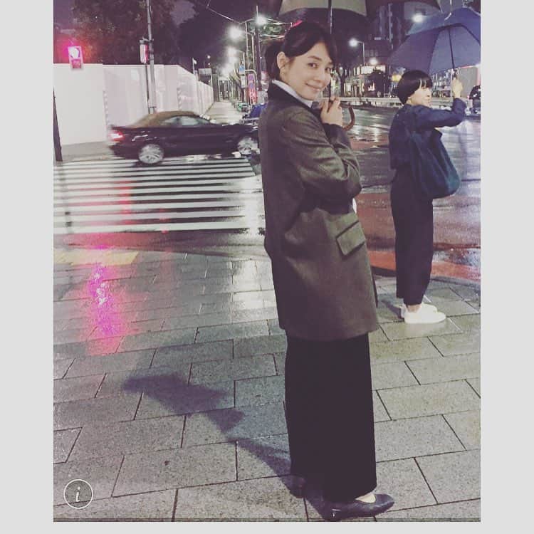 石田ゆり子さんのインスタグラム写真 - (石田ゆり子Instagram)「雨の渋谷。 ほんとに、急に寒くなりました…  col Pierrotのジャケットと スタンドカラーのブラウス、 ベルベットパンツを着てみました👀😊 風邪をひいてるひとが、まわりにたくさんいます。 どうぞ暖かくお過ごしください。 #colpierrot」10月16日 10時10分 - yuriyuri1003