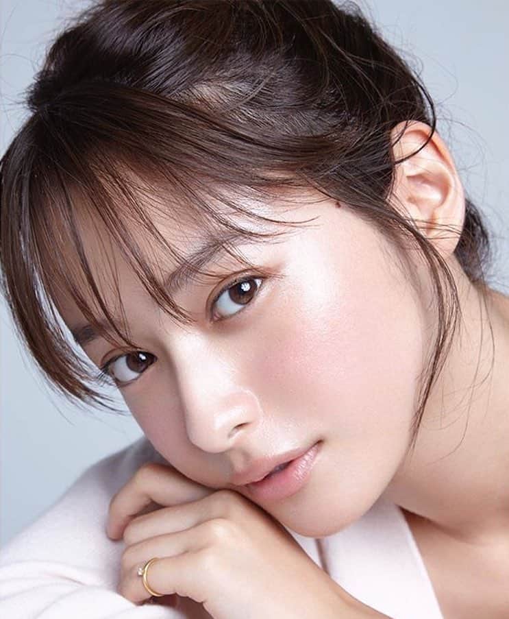藤野有理のインスタグラム：「MAQUIA11月号  河北裕介×ETVOS  秋のエフォートレスフェイス  見てね。」