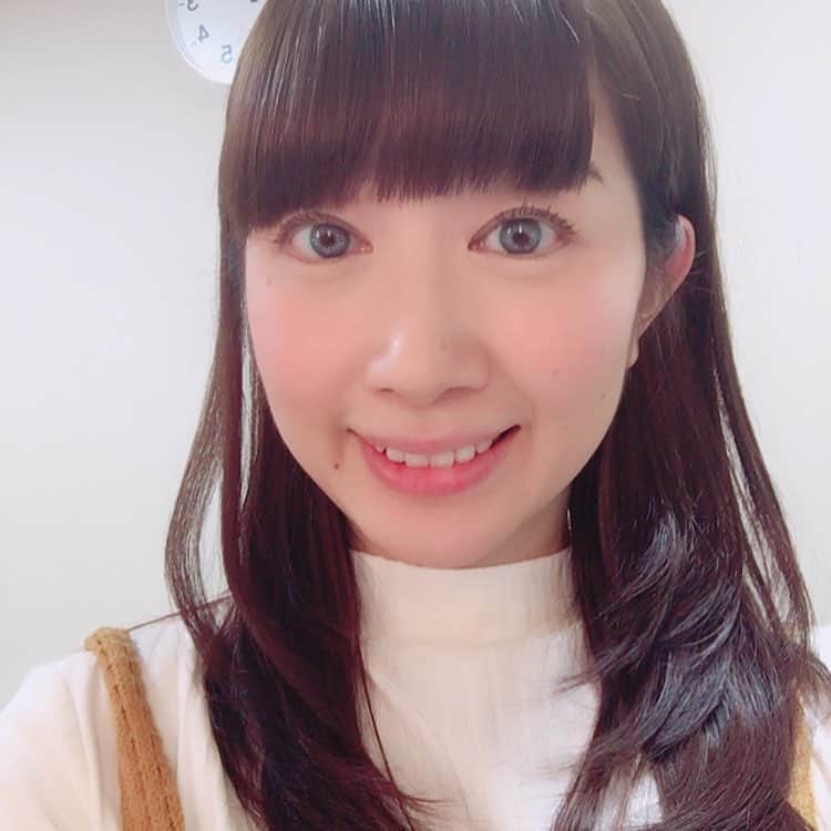 小泉エリのインスタグラム：「占い師さんに「前世は金髪の女性だった｣と言われたので調子に乗って青い目にしてみましたが、現世では違和感がありありでした･･･🙄 #実は目の色は焦げ茶 #真っ黒のカラーコンタクトも気になる #太陽の光に弱く #学生時代の卒アルは #いつも睨んでるみたいでした」