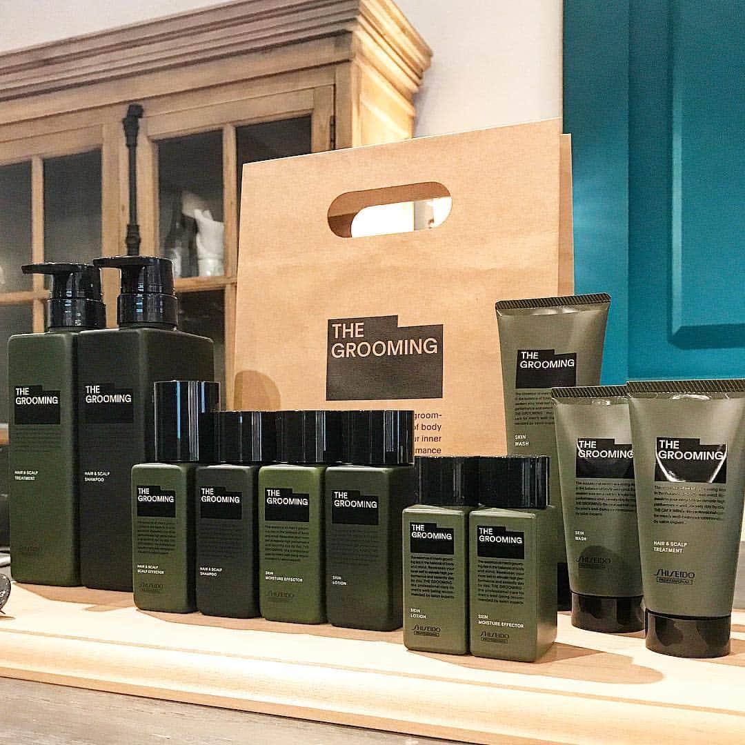 ムラカミカイエのインスタグラム：「開発に２年かかったメンズスキン、ヘアケアライン「THE GROOMING」が資生堂プロフェッショナルから発表されました。SIMONEでは、製品コンセプトから、香り、パッケージデザイン、広告ビジュアルやムービーなど全体のブランディングをディレクションさせていただいています。これまで多種多様なメンズケア製品があるなかで、圧倒的な「香りの良さ」と「効果」という最も感性価値、機能的価値を高める点にこだわりました。10月24日から全国のサロンにてお求め頂けます。是非一度手に取って使ってみてください。#thegrooming #shiseidoprofessional #simone」
